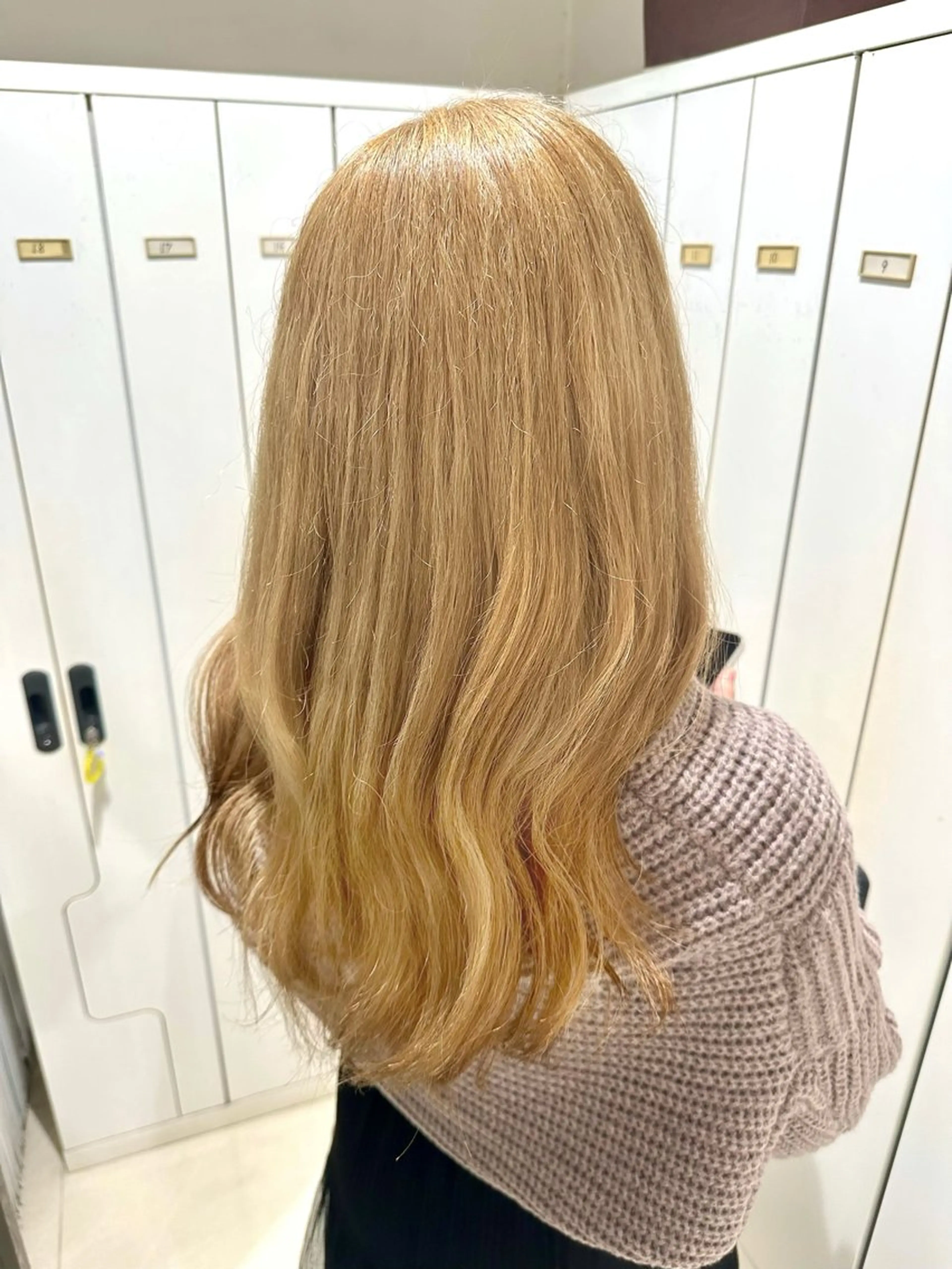 ロング カラー ベージュカラー ブリーチ カット ヘアカラー ハイトーン/艶カラー /透明感カラー/みなのヘアスタイル