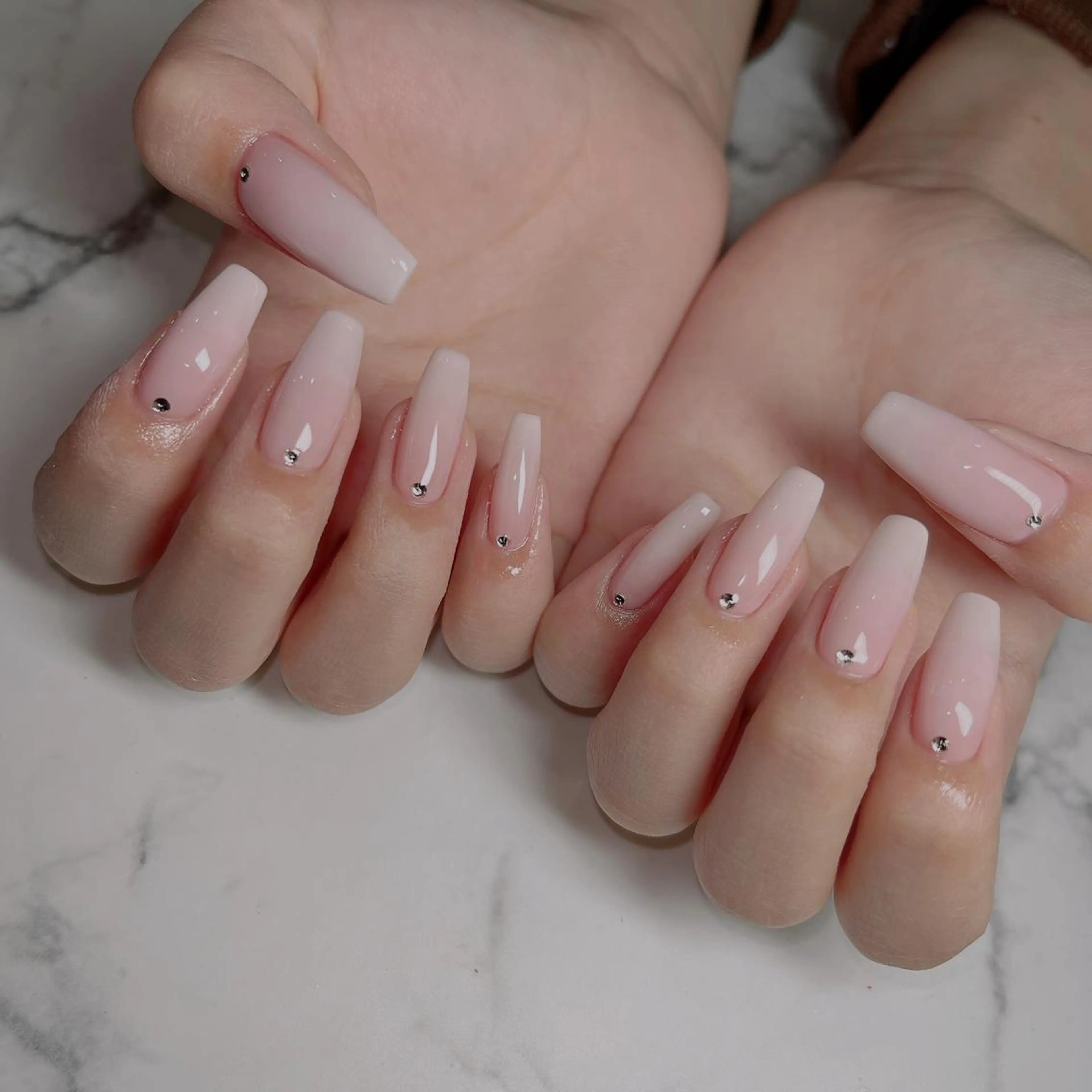 ネイル フットネイル フレンチネイル ジェルネイル ラメ(グリッター) ラメグラデーション ハンドネイル NEO Beauty Salon所属・𝐍𝐄𝐎 𝐉𝐔𝐑𝐈のネイルデザイン