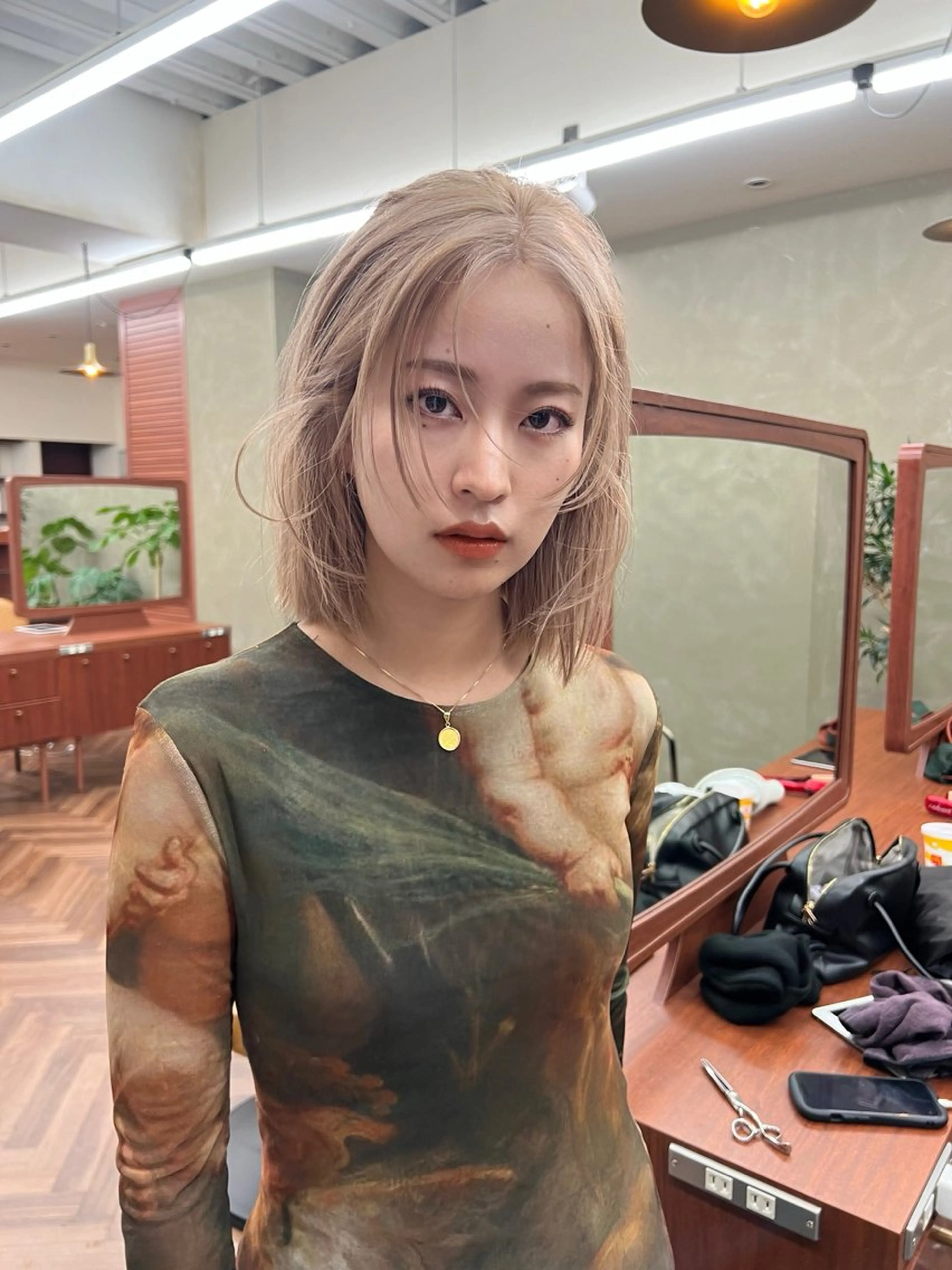 ミディアム カラー カット ヘアカラー トリートメント ニュアンスレイヤー ハイトーンカラーのヘアスタイル