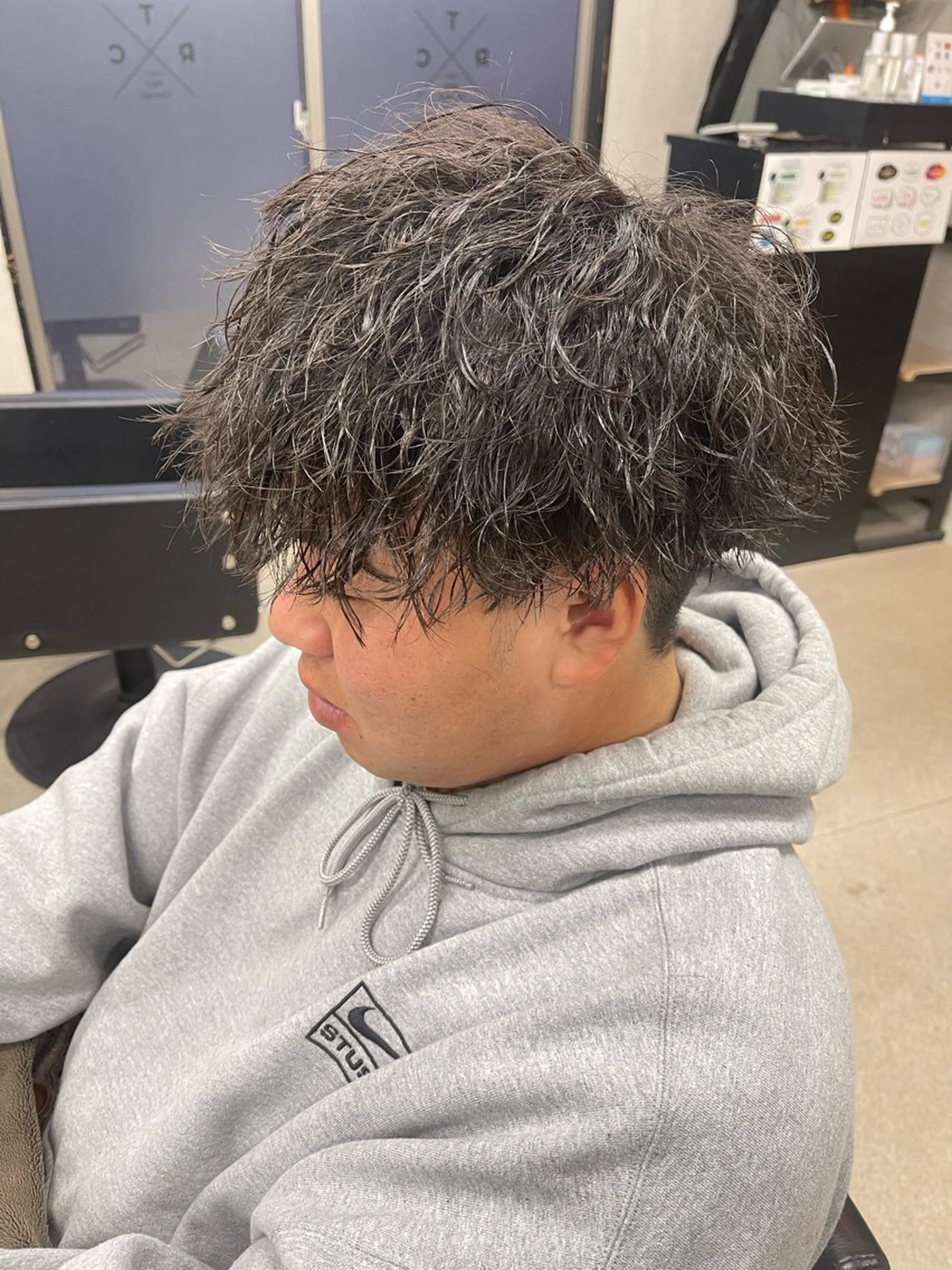 ミディアム パーマ メンズ ミディアムパーマ メンズパーマ カット パーマ メンズカット/メンズ パーマ/メンズ特化のヘアスタイル