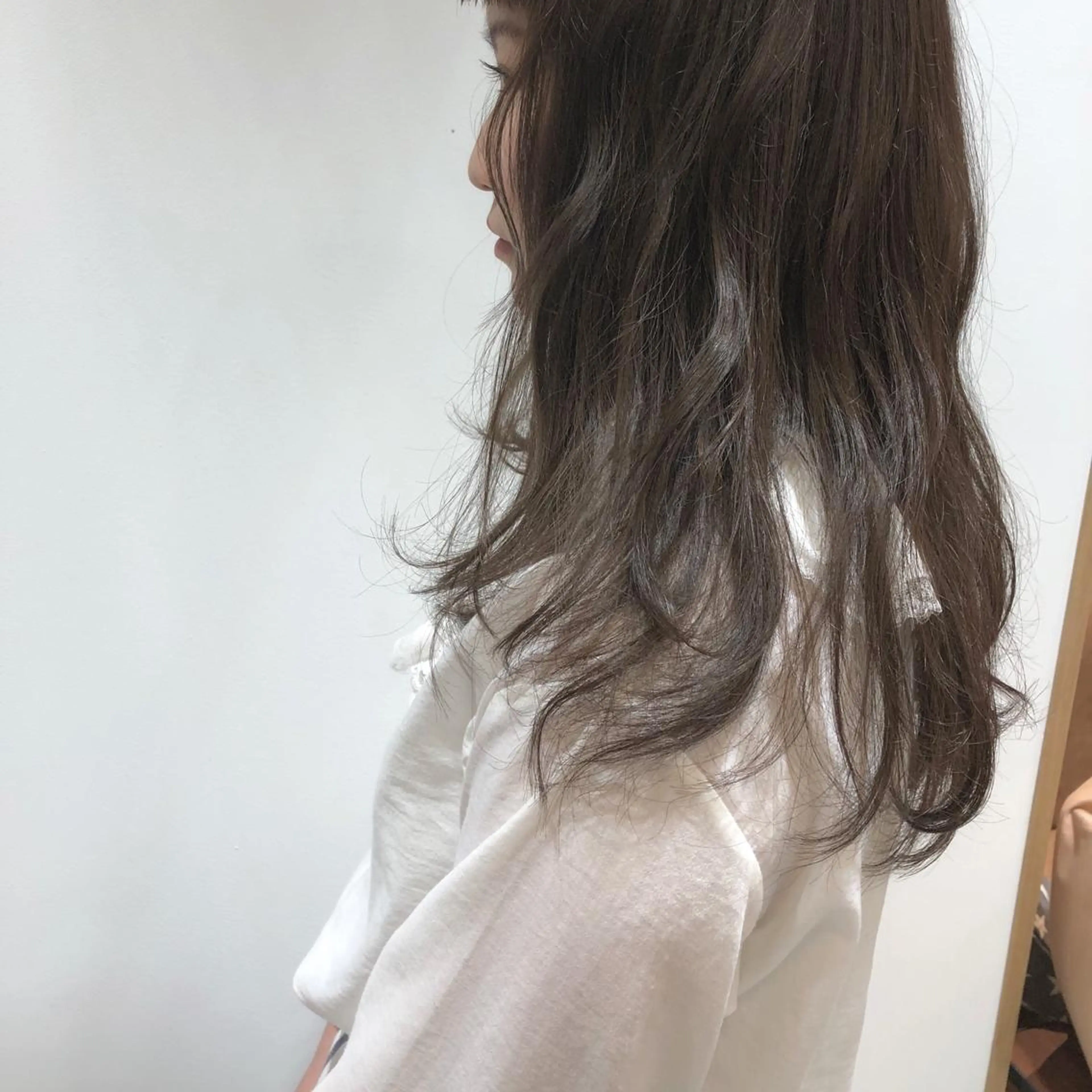 セミロング カラー ブルーカラー ブルージュ ヘアカラー 江原 彩華のヘアスタイル