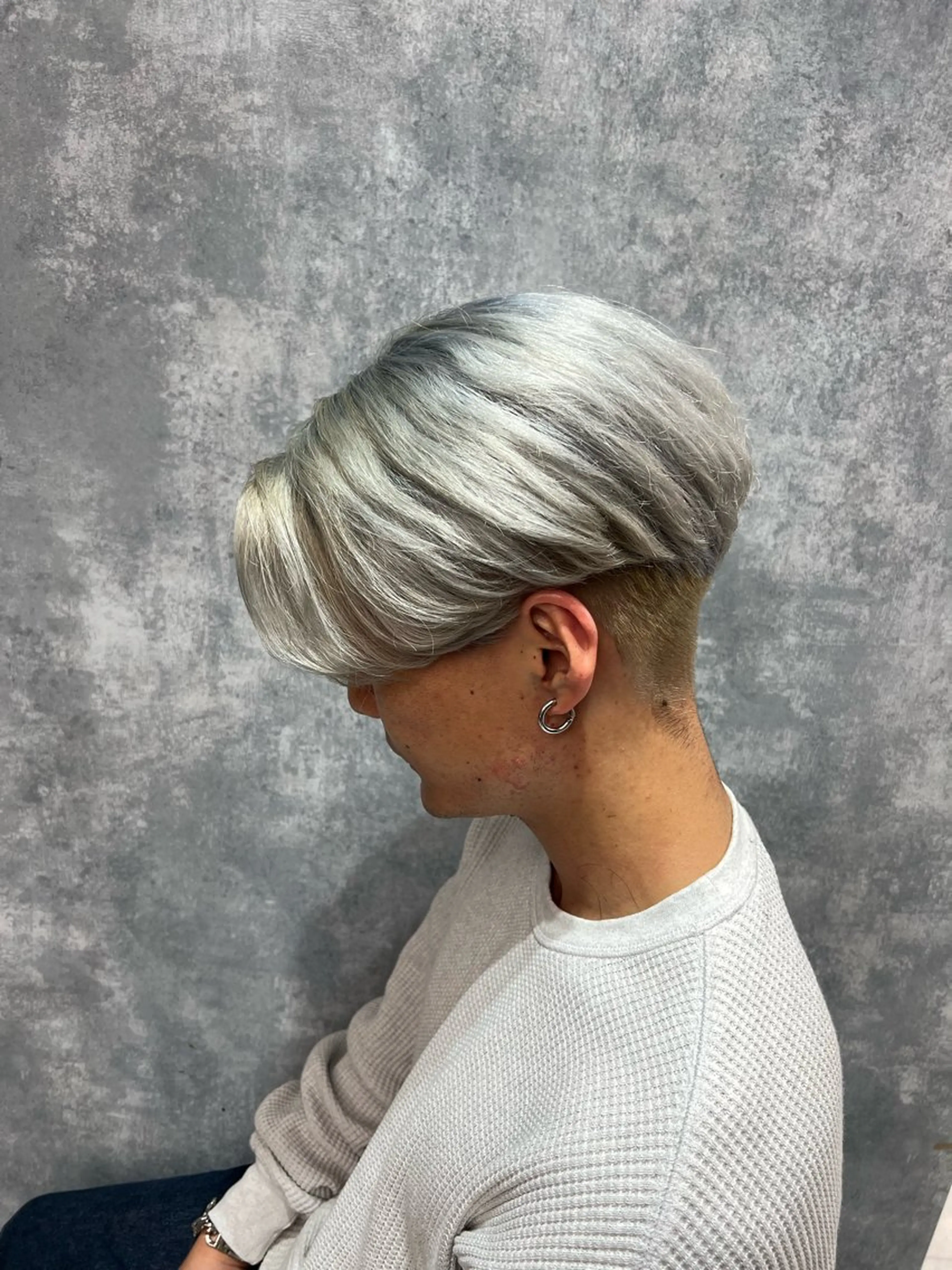ミディアム カラー メンズ ヘアカラー トリートメント ヘアセット 👑高評価多数エク ステ×ハイトーン唯澄のヘアスタイル