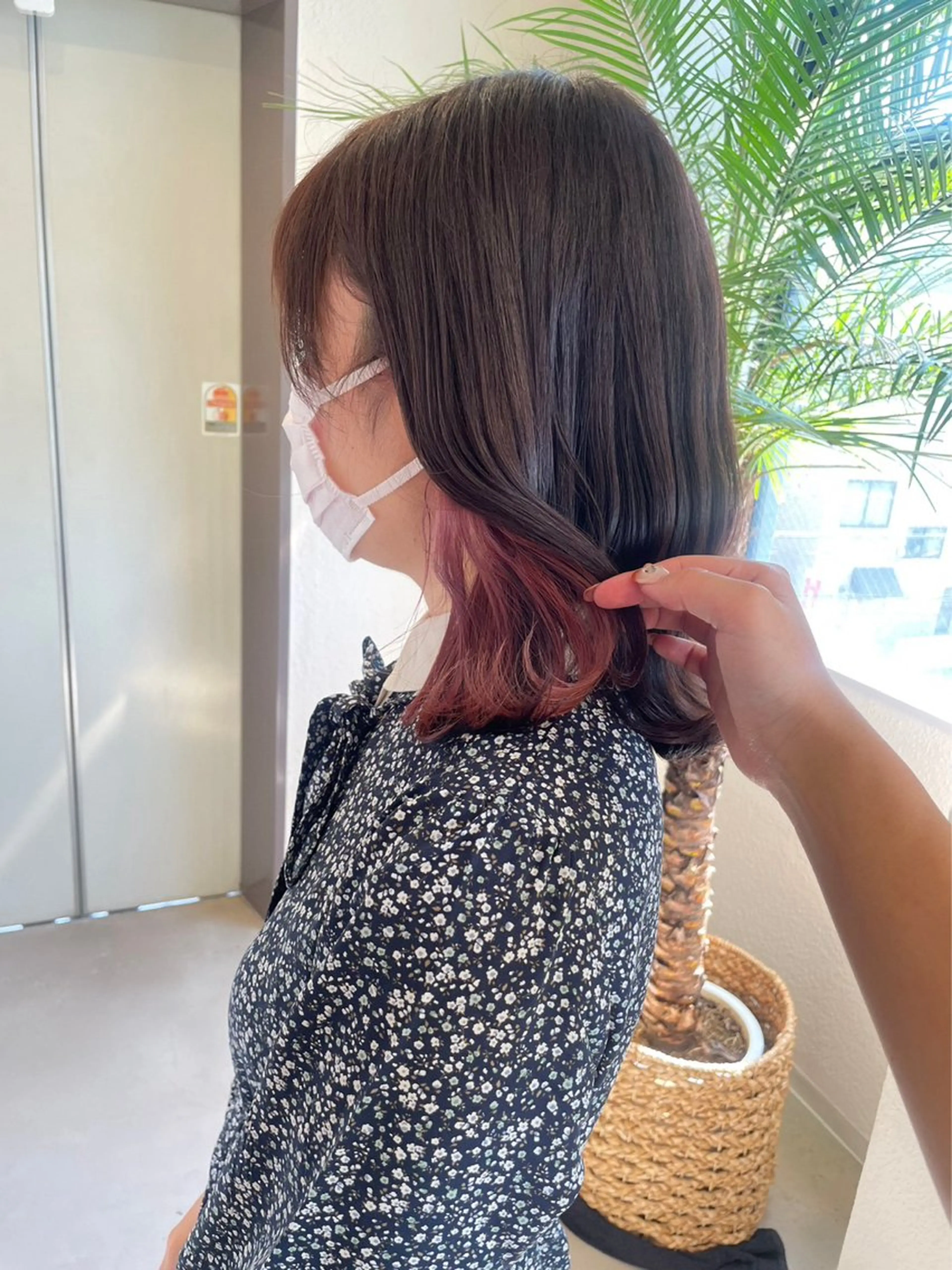 ミディアム shu ブラウンピンクカラーのヘアスタイル