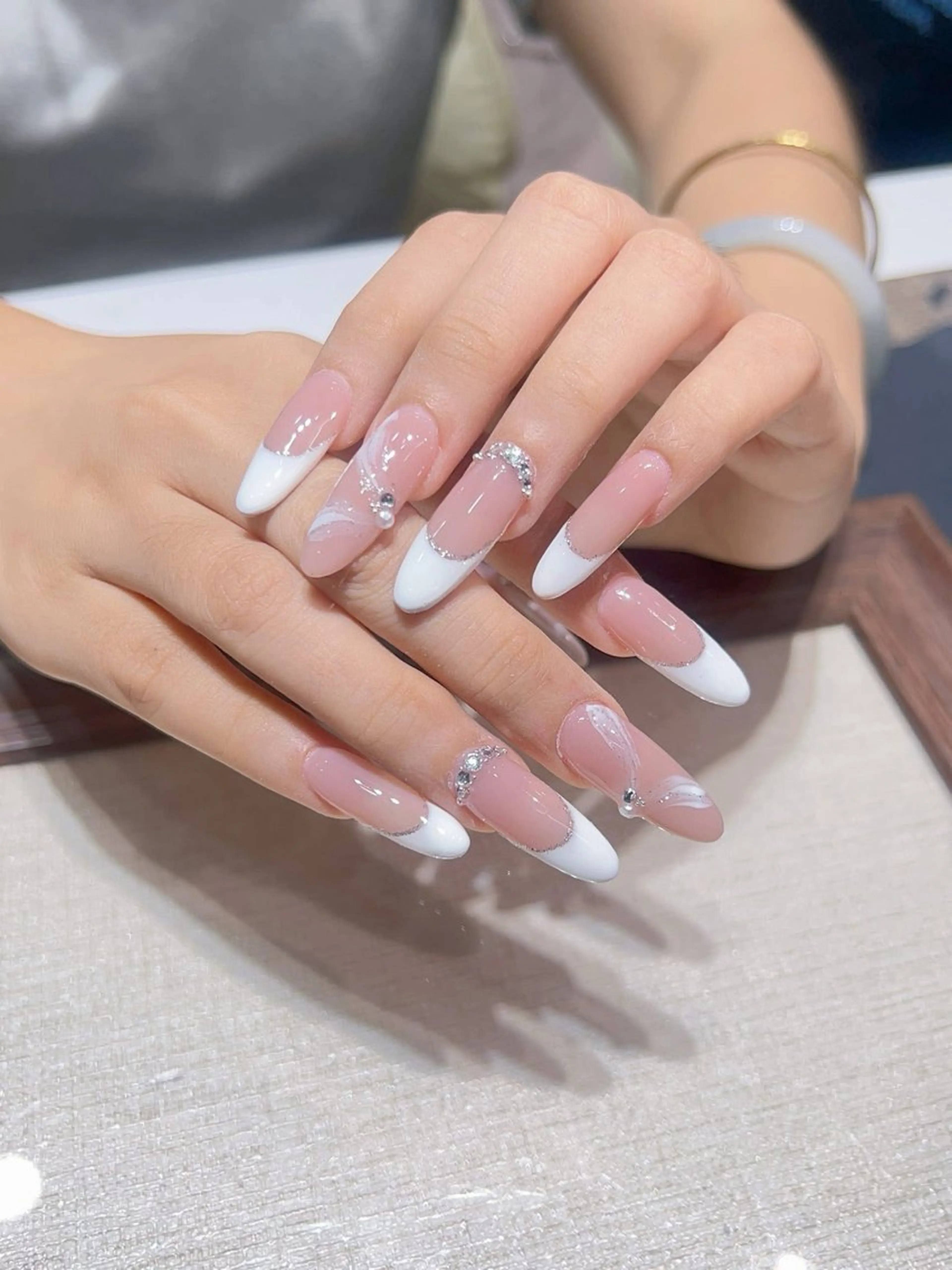 ネイル 長さ出し フレンチネイル ジェルネイル ガラスフレンチ 韓国ネイル ハンドネイル Minette nail所属・Minette nailHuongのネイルデザイン