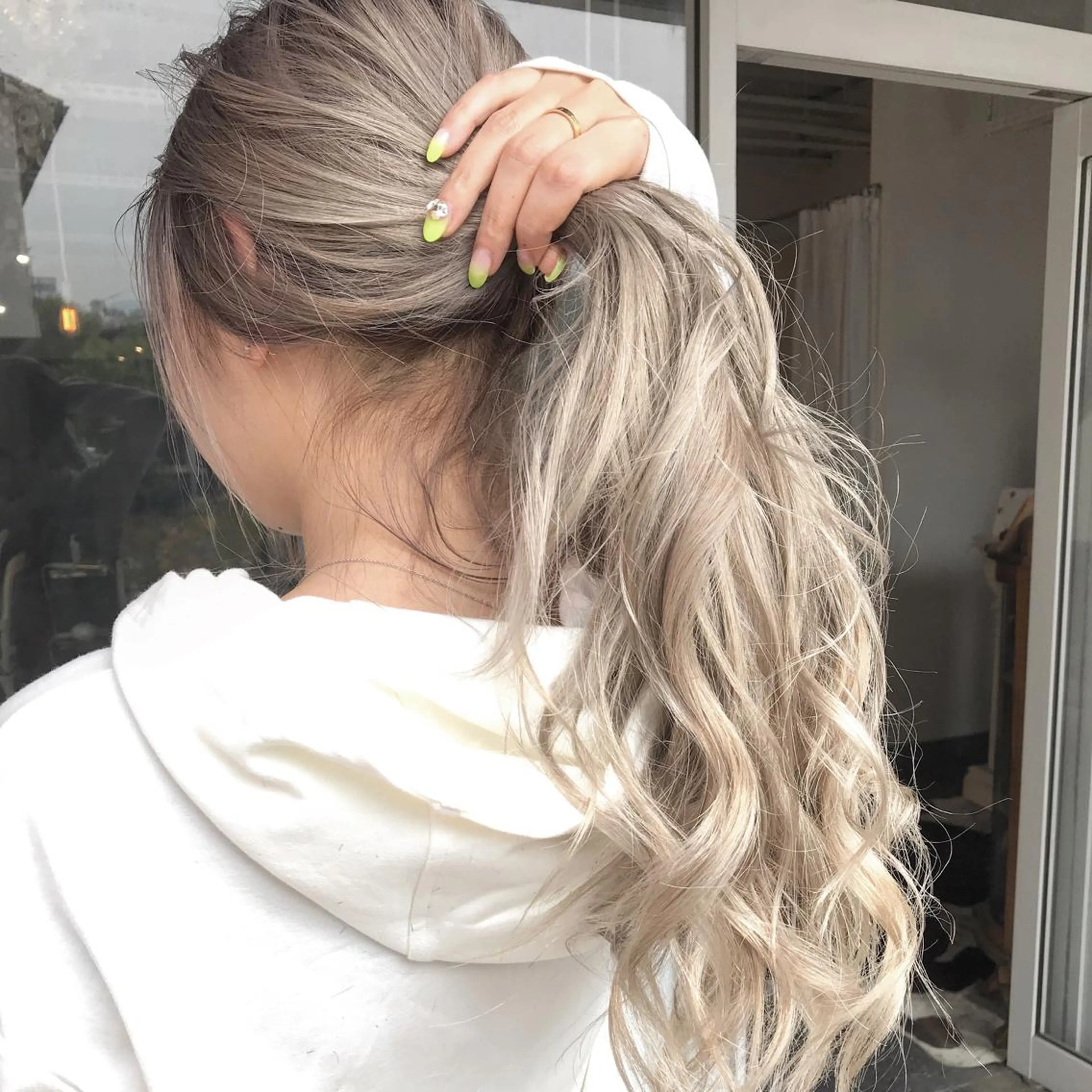 ロング カラー ヘアアレンジ バレイヤージュ ブリーチ グラデーションカラー ハイライトカラー ハイトーンカラー Mariana/ 鶴原-ハイライトのヘアスタイル