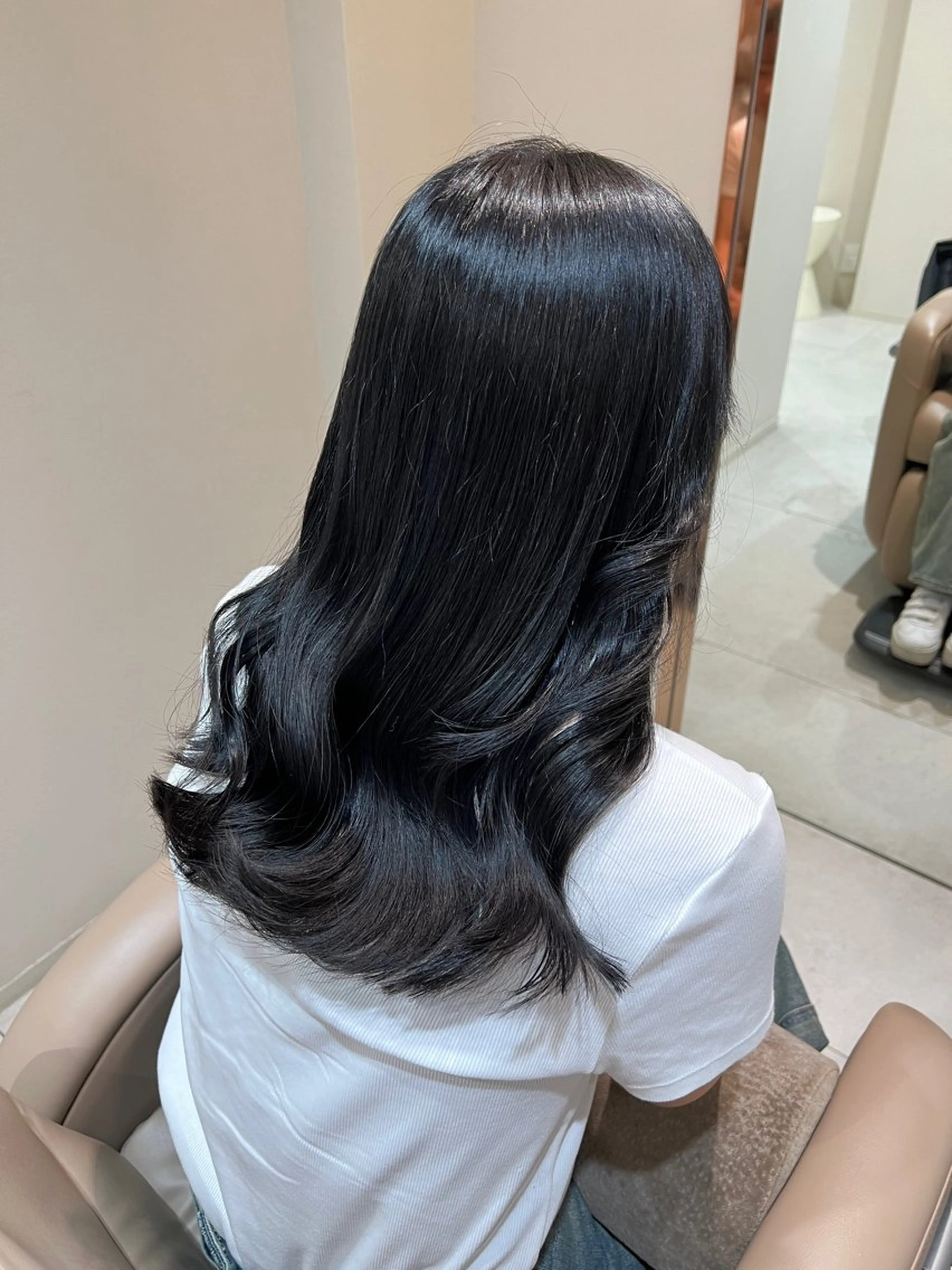 ロング カラー 黒髪 グレーブラック ヘアカラー トリートメント ノイシキ サキのヘアスタイル