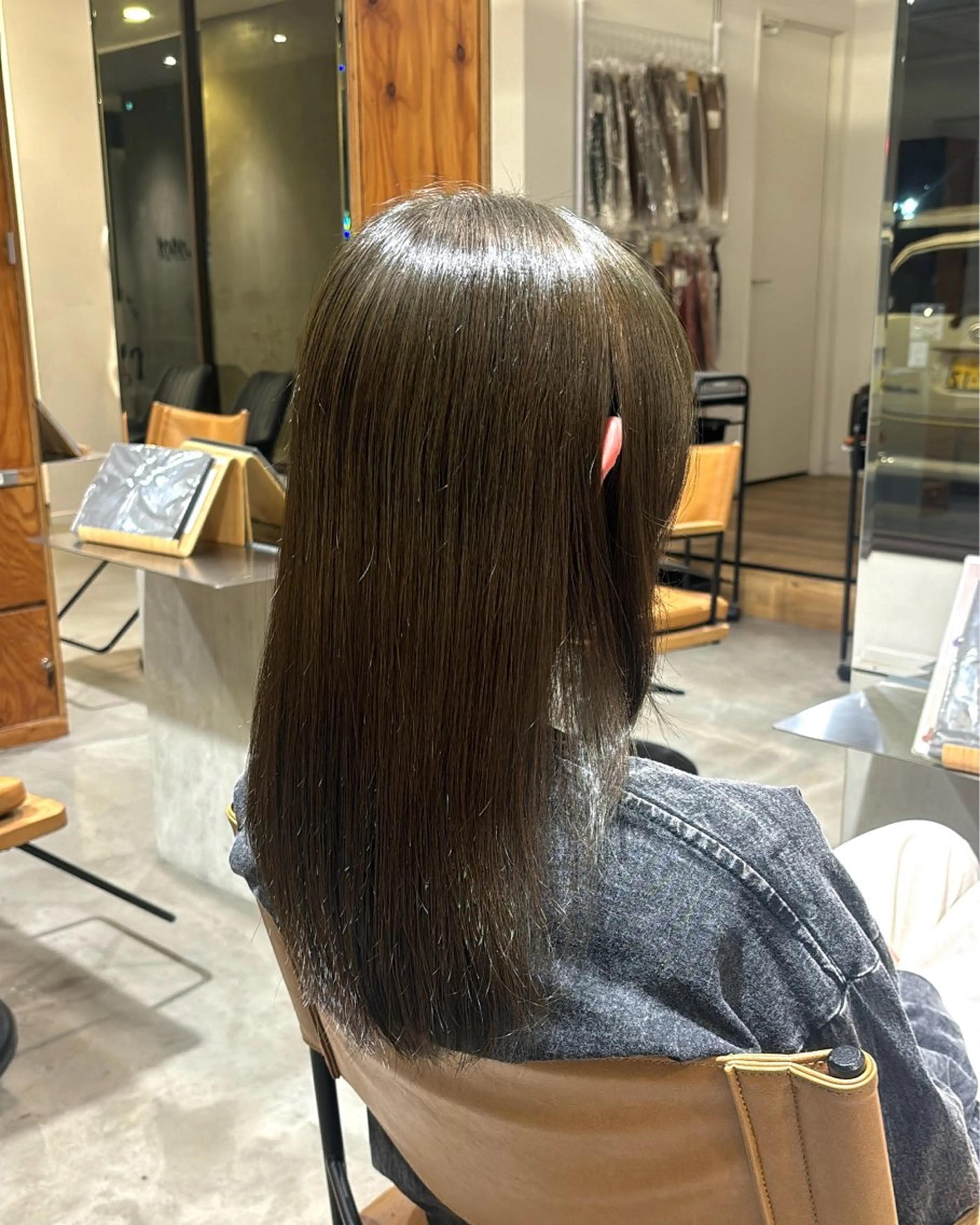 セミロング カラー オリーブカラー 小木曽 里華のヘアスタイル