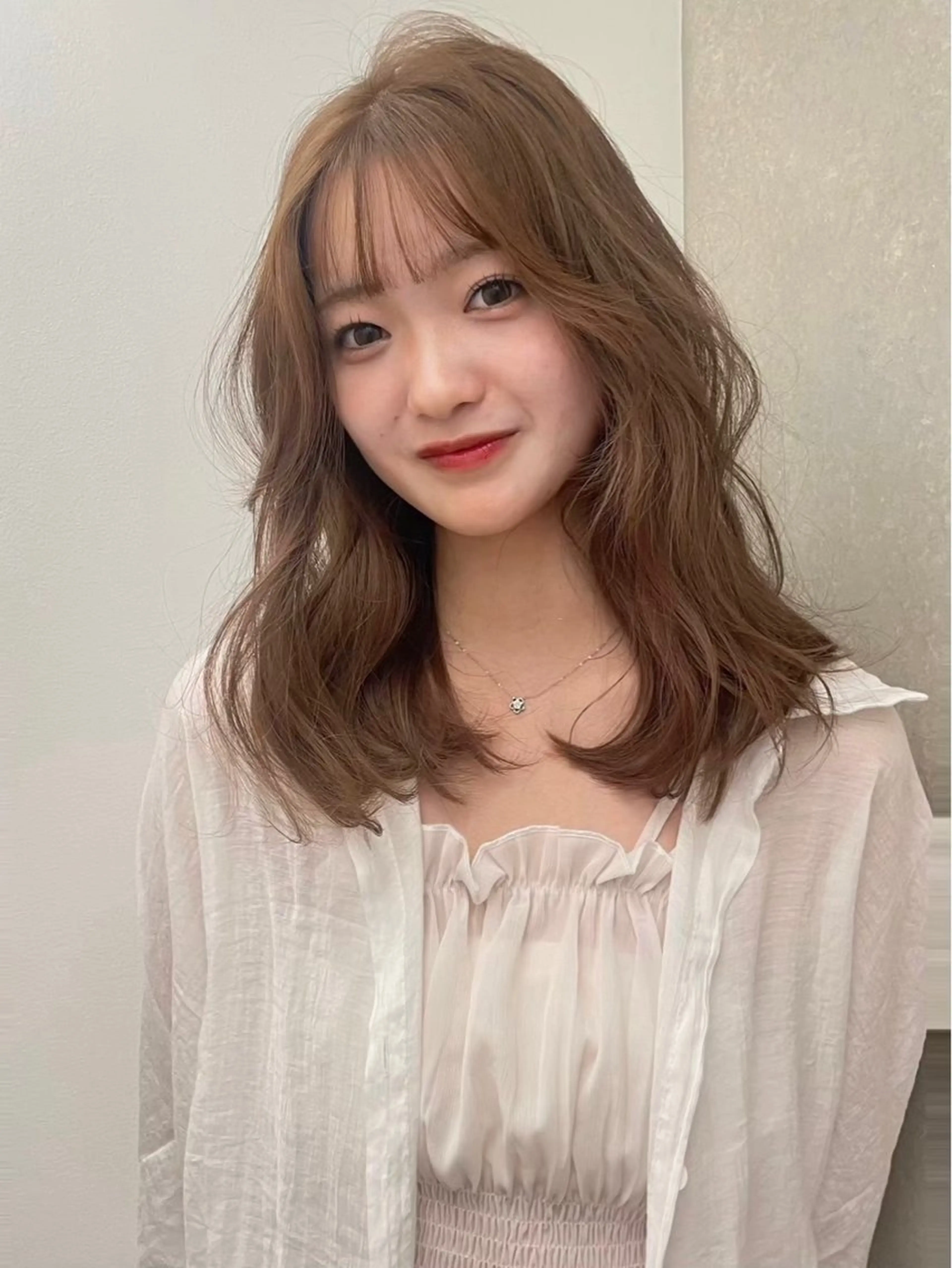 セミロング ヘアカラー Lisa／艶カラー ／レイヤーカット特化のヘアスタイル