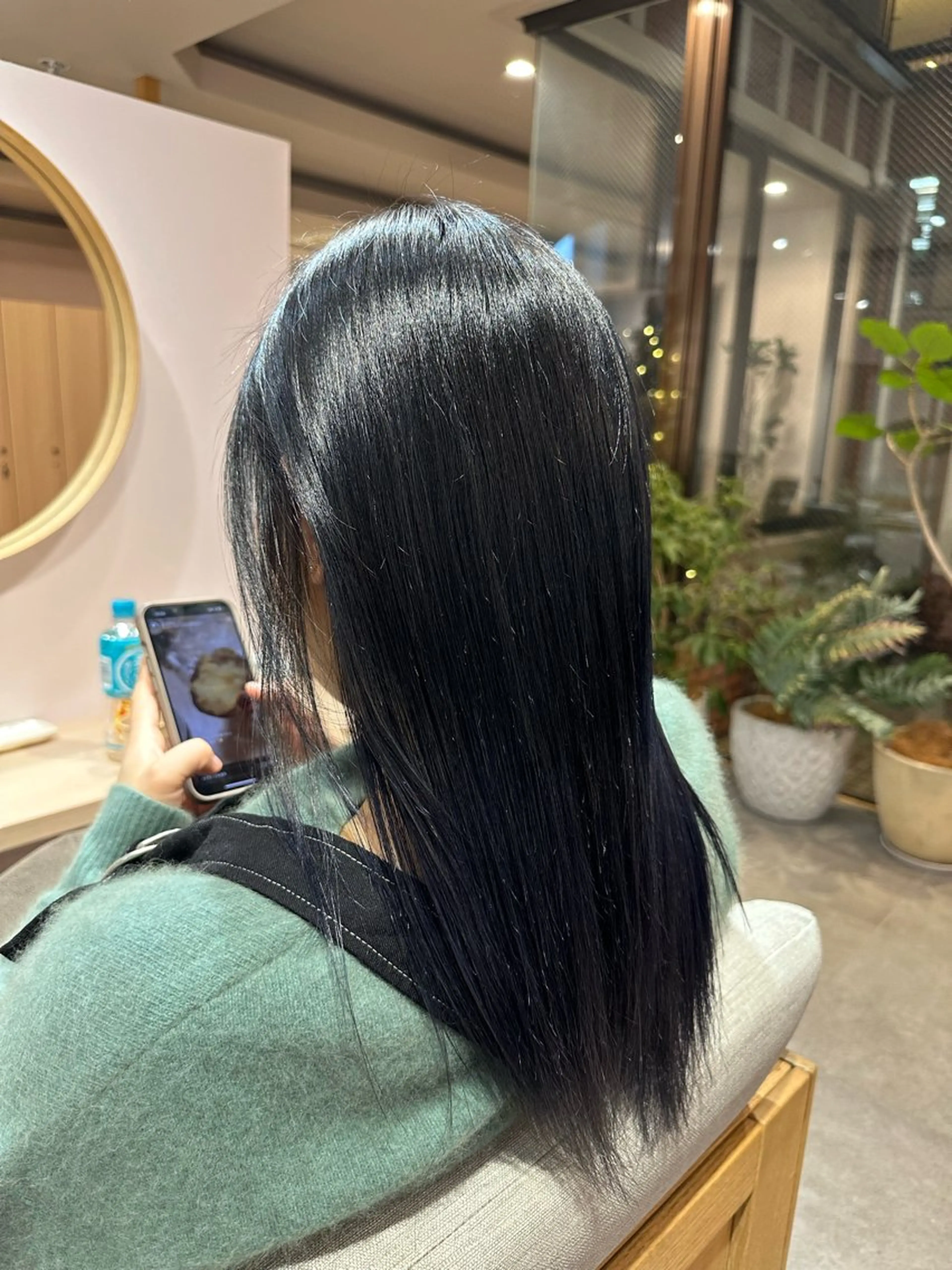 カラー 黒髪 ブルーカラー ブルーブラック 芝智也／ ナチュラルハイトーンのヘアスタイル