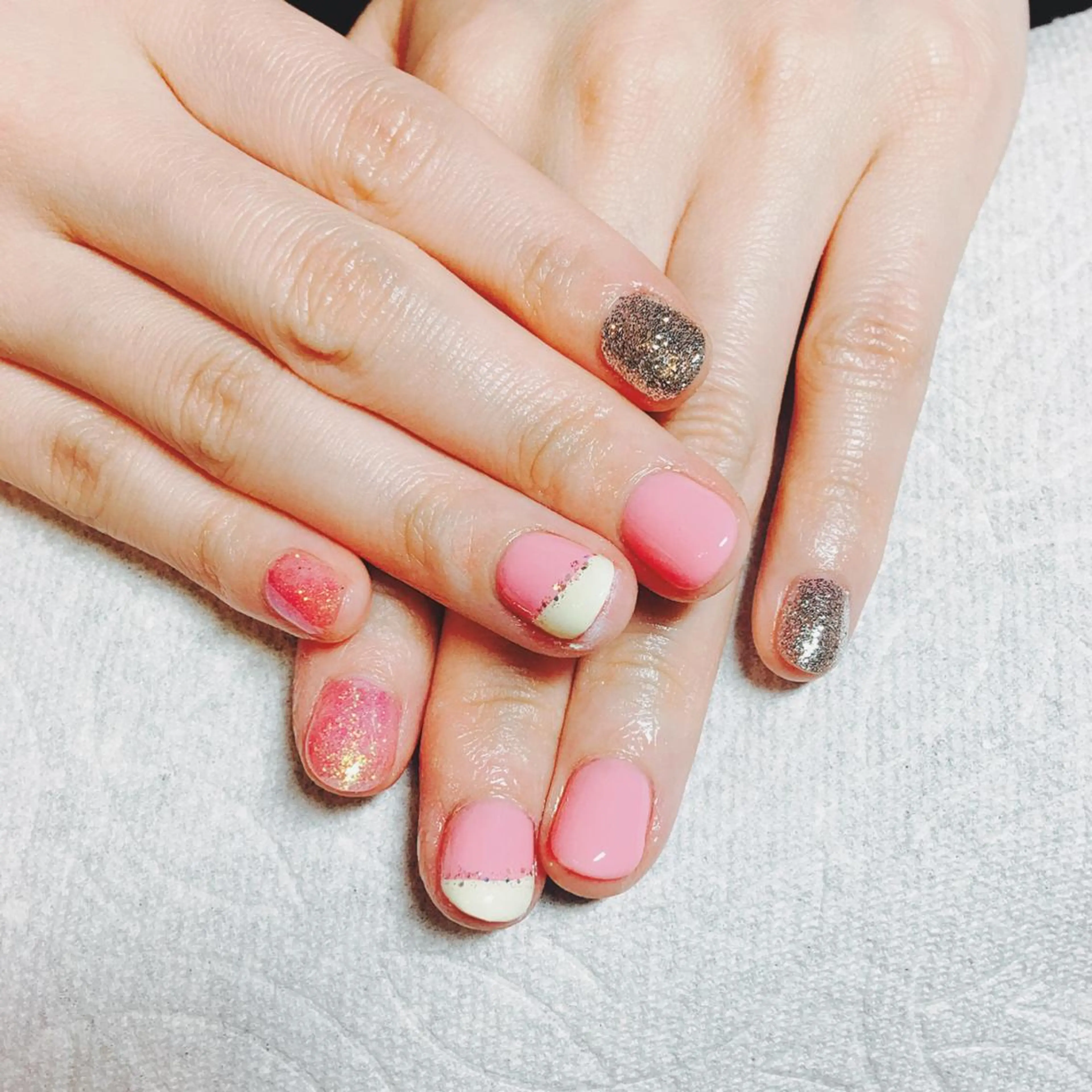 ネイル フレンチネイル キラキラネイル ラメ(グリッター) THECOLORS所属・近貞 莉奈のネイルデザイン