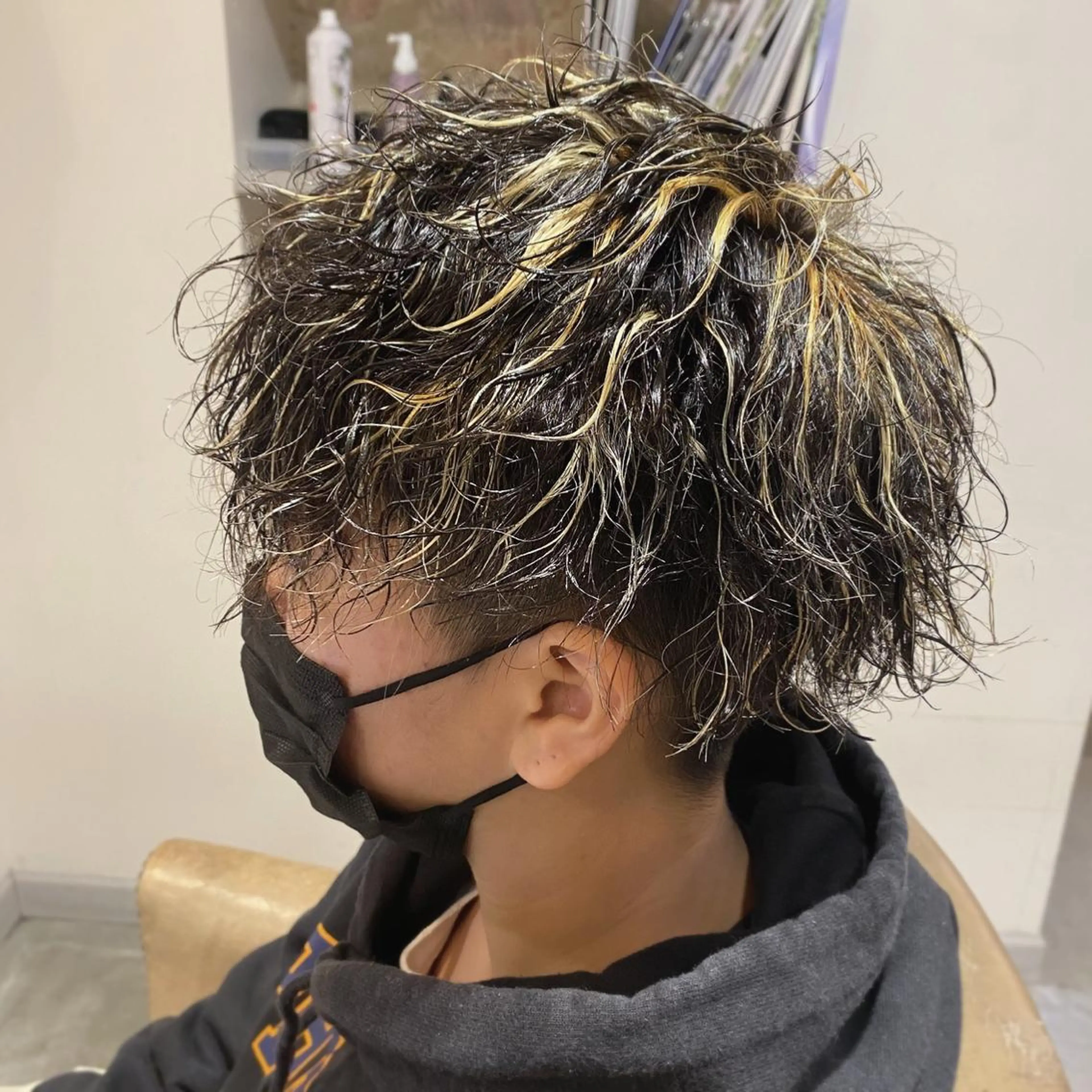 ショート カラー パーマ メンズ メンズハイライト 波巻きパーマ ハイライトカラー ハイライト メンズパーマ 西條真治のヘアスタイル