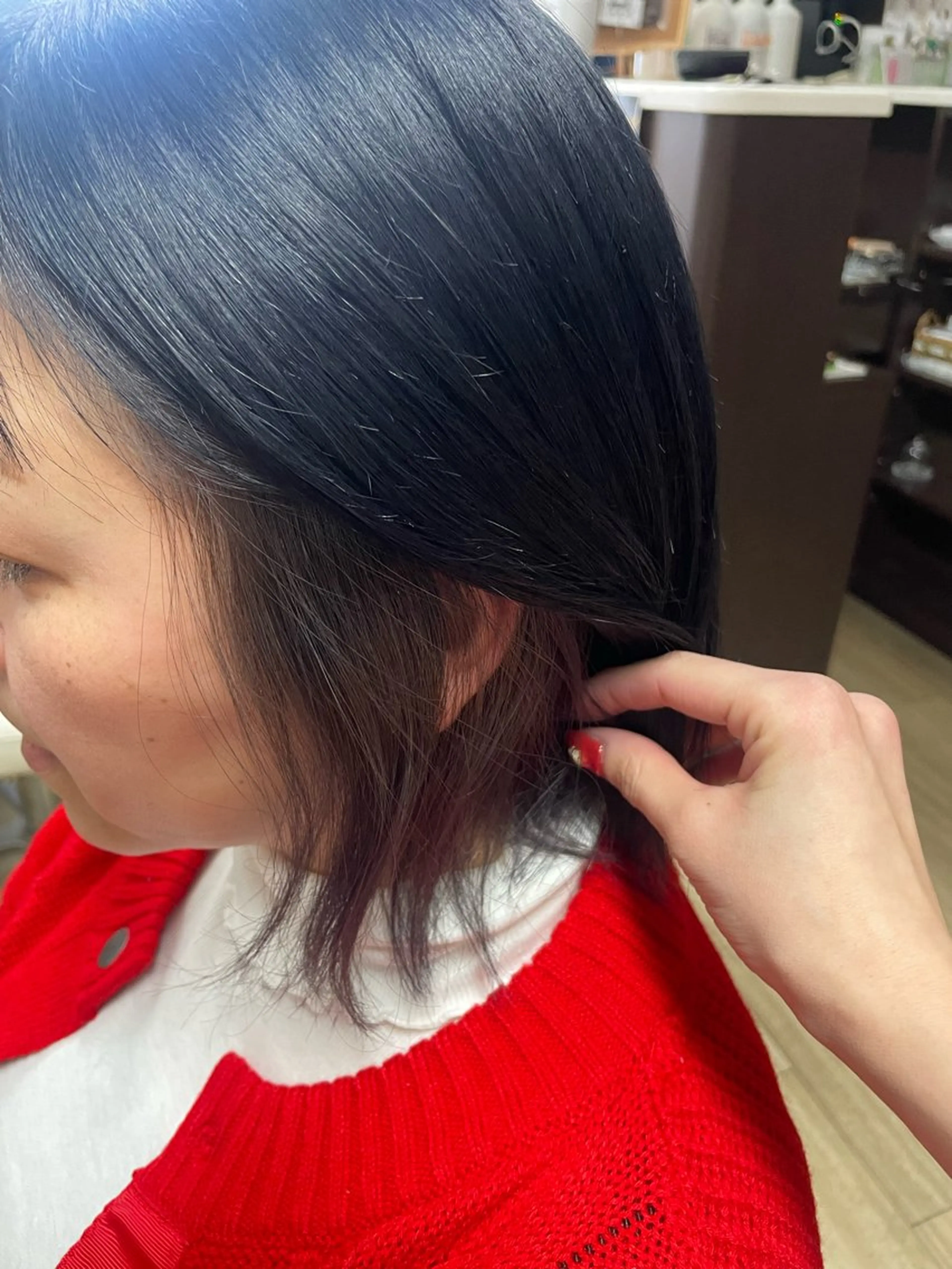 ミディアム カラー 黒髪 ブルーカラー ブルーブラック グレージュ カット ヘアカラー 徳留 もも花のヘアスタイル
