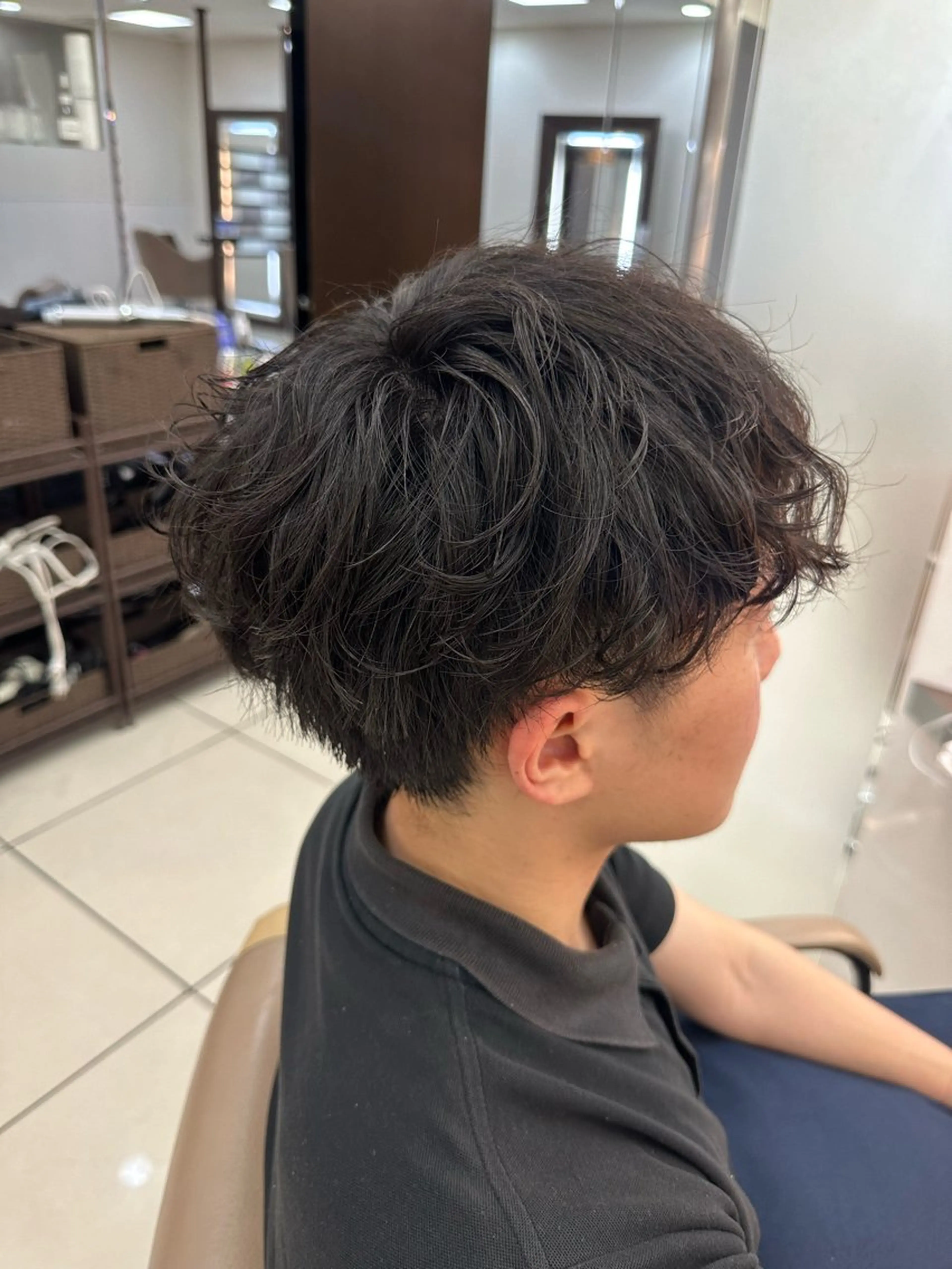 パーマ メンズ パーマ ラウンドマッシュシャ ドウニュアンスパーマのヘアスタイル