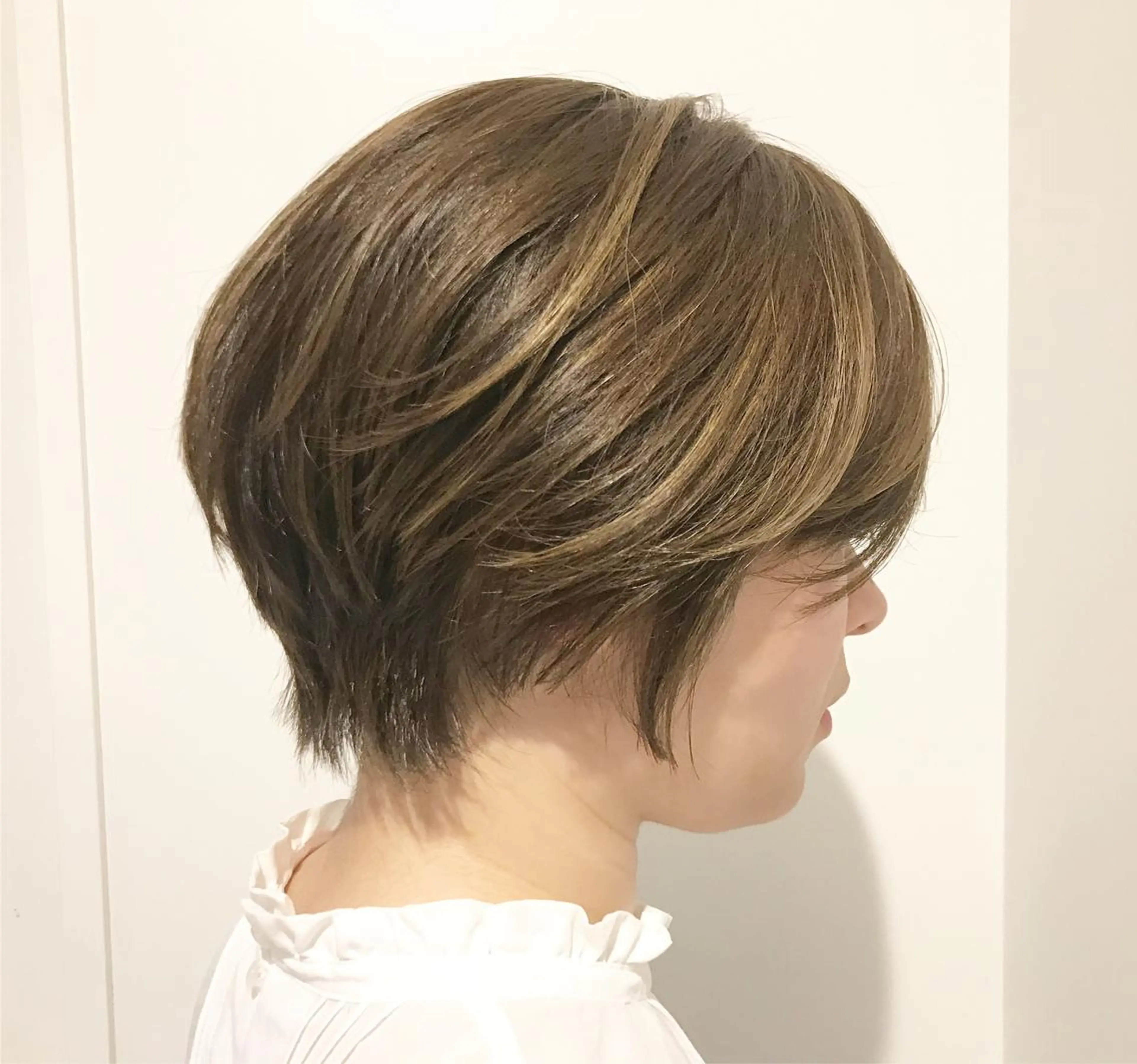 ショート カラー ベージュカラー ハイライトカラー ハイライト ヘアカラー トリートメント ショートヘア💫 ハイトーン西田拓馬のヘアスタイル