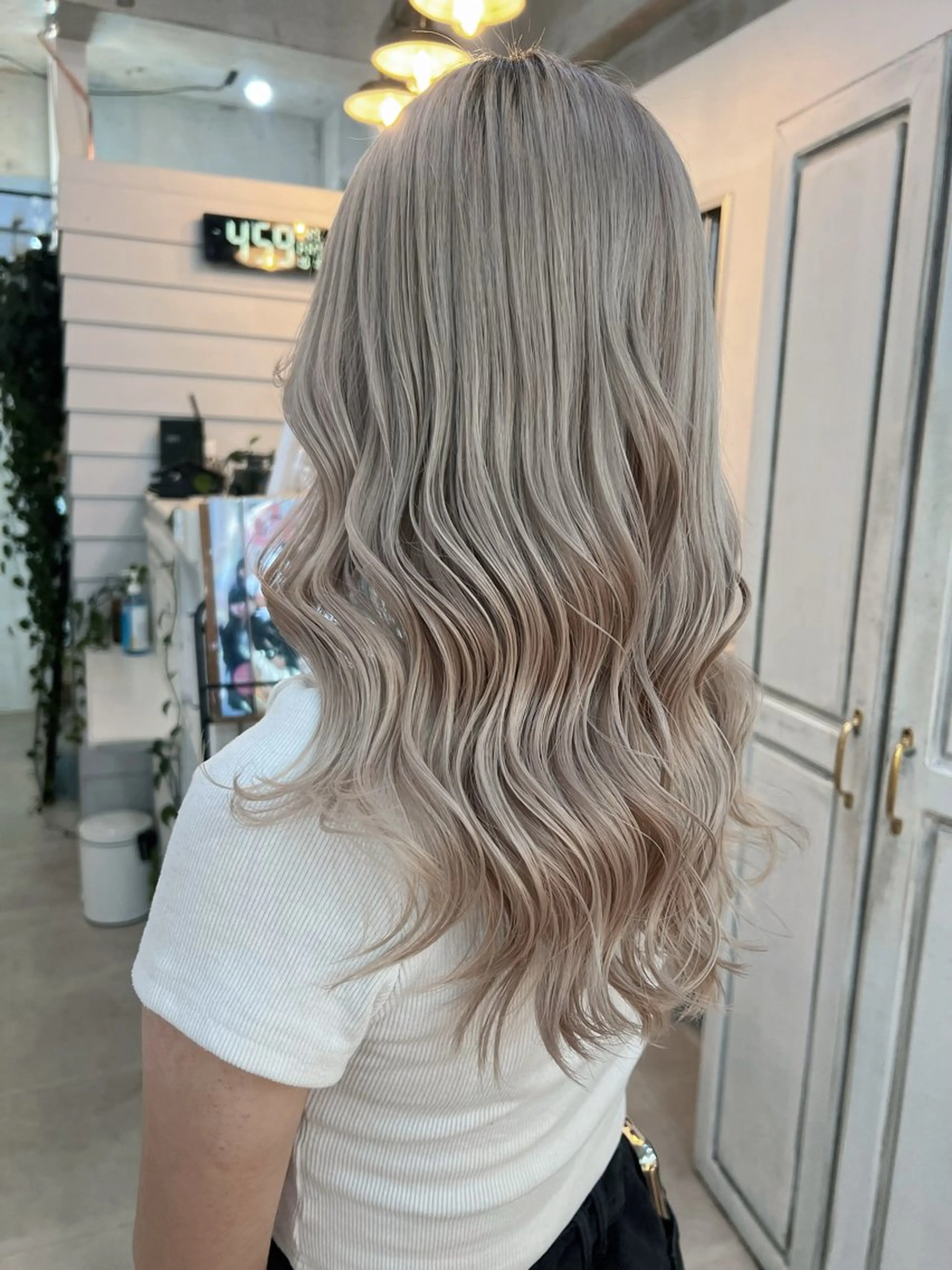 ロング カラー ベージュカラー ミルクティーベージュ ホワイトミルクティーベージュ ヘアカラー ユ イのヘアスタイル
