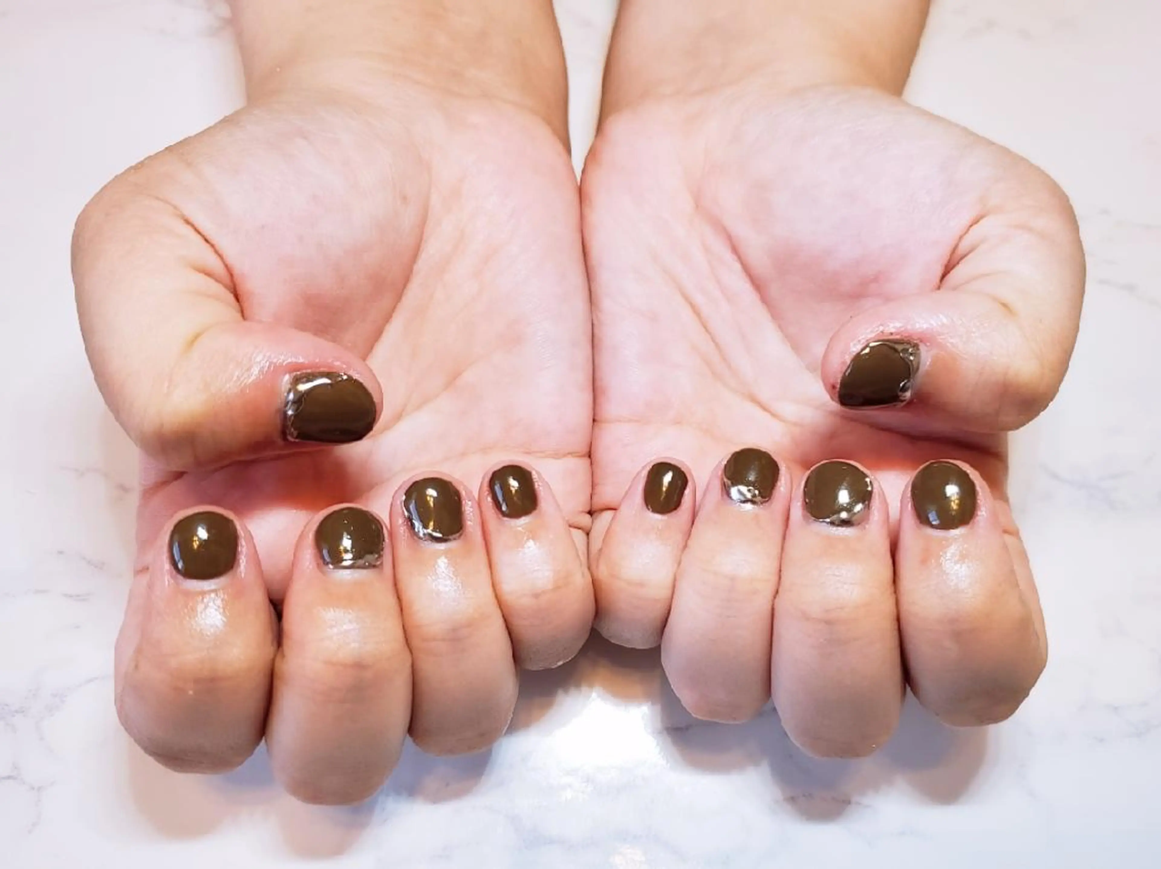 ネイル ブラウン ジェルネイル ショートネイル ハンドネイル ハンドケア 佐藤 結衣のネイルデザイン
