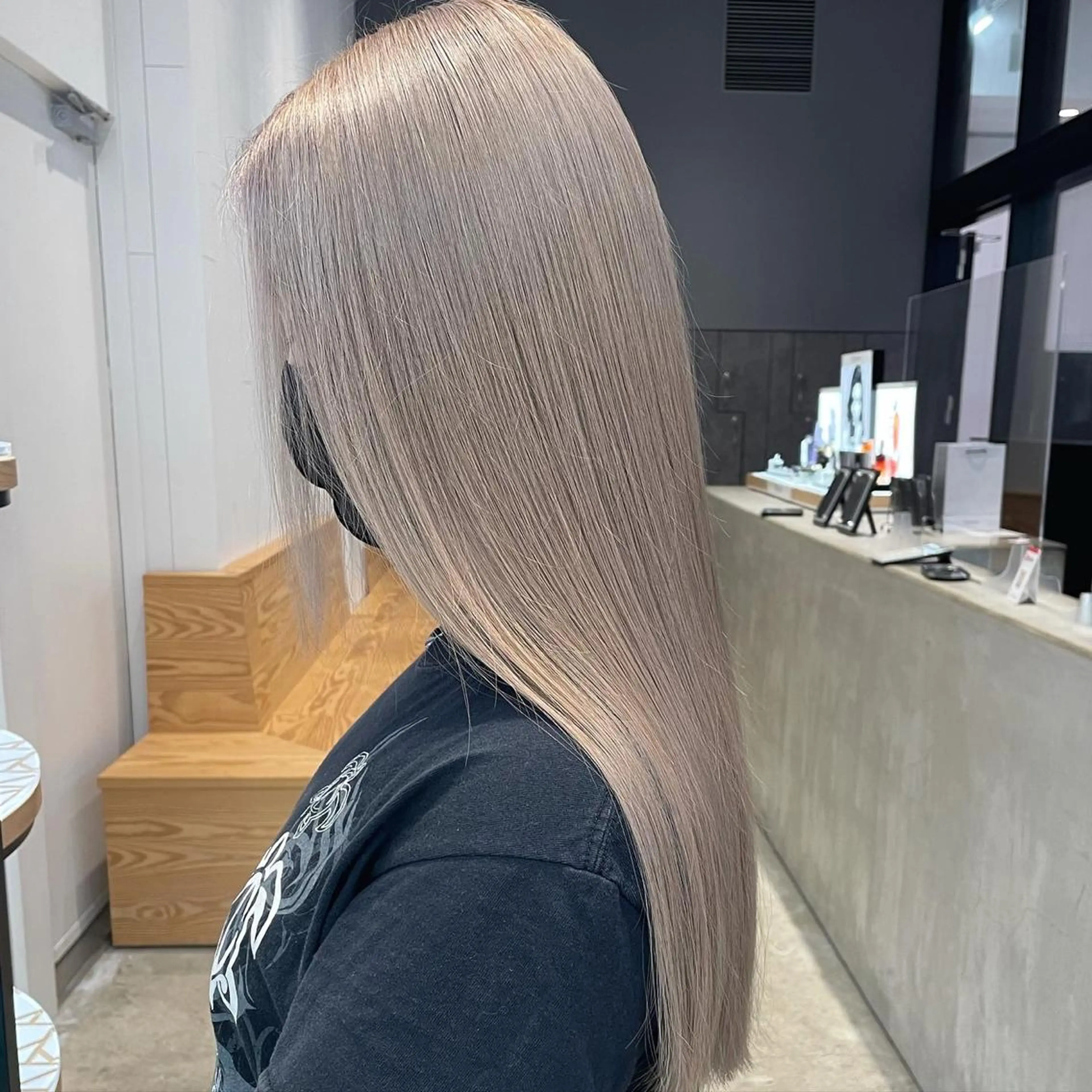 ロング カラー ベージュカラー ハイトーンカラー ミルクティーベージュ ロング カット ヘアカラー トリートメント ヘアセット 💜ハイトーン💛 マジカルかいちゃんのヘアスタイル