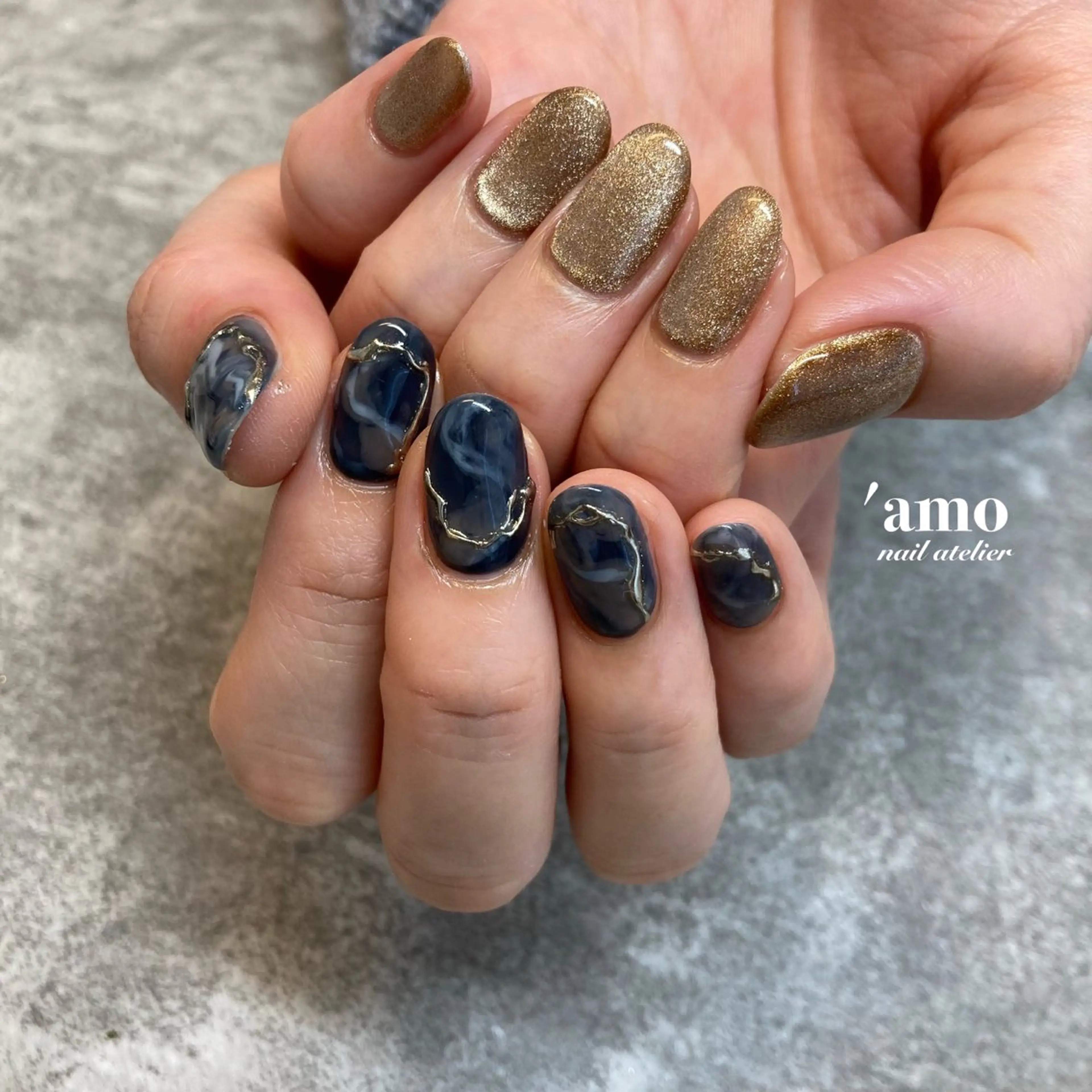ネイル ゴールド キラキラネイル マグネットネイル ミラーネイル ネイビー ハンドネイル 'amo nail atelierのネイルデザイン
