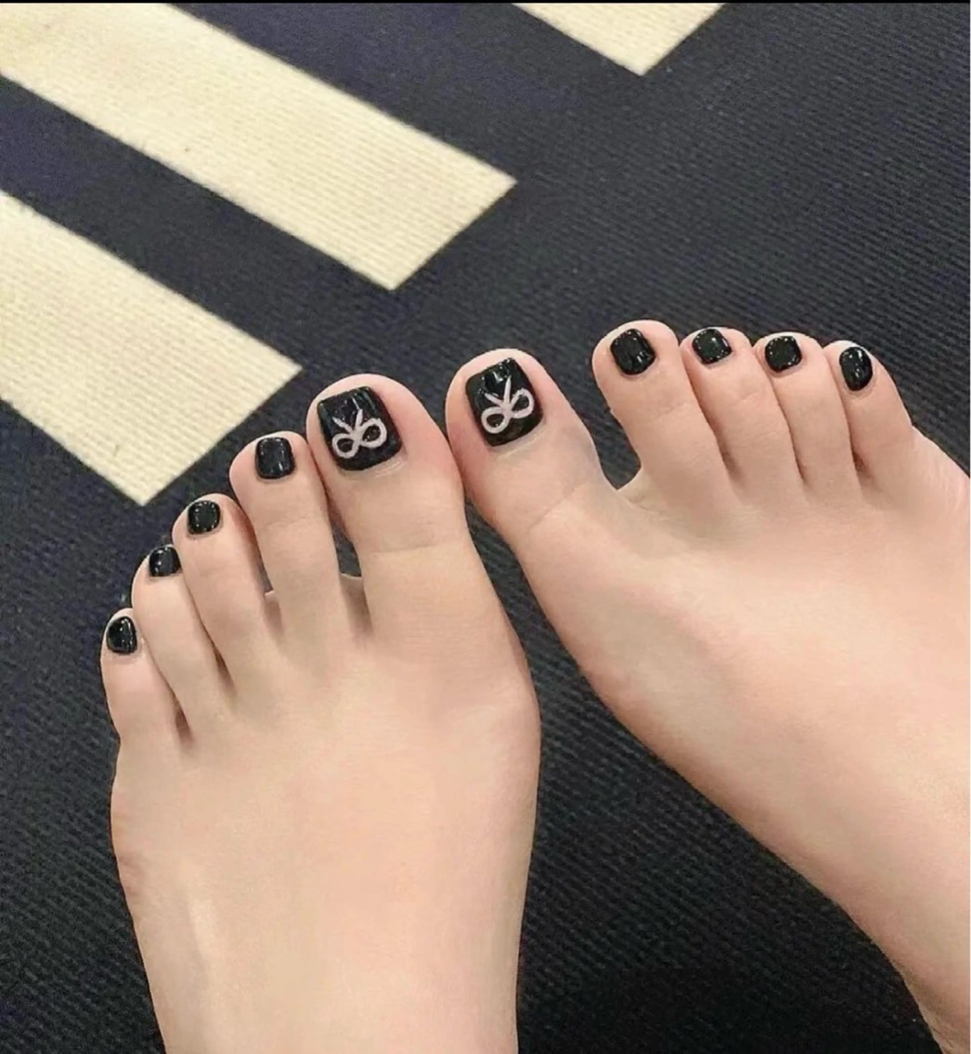 ネイル フットネイル H3 Nail Tsuki🦋💙のネイルデザイン