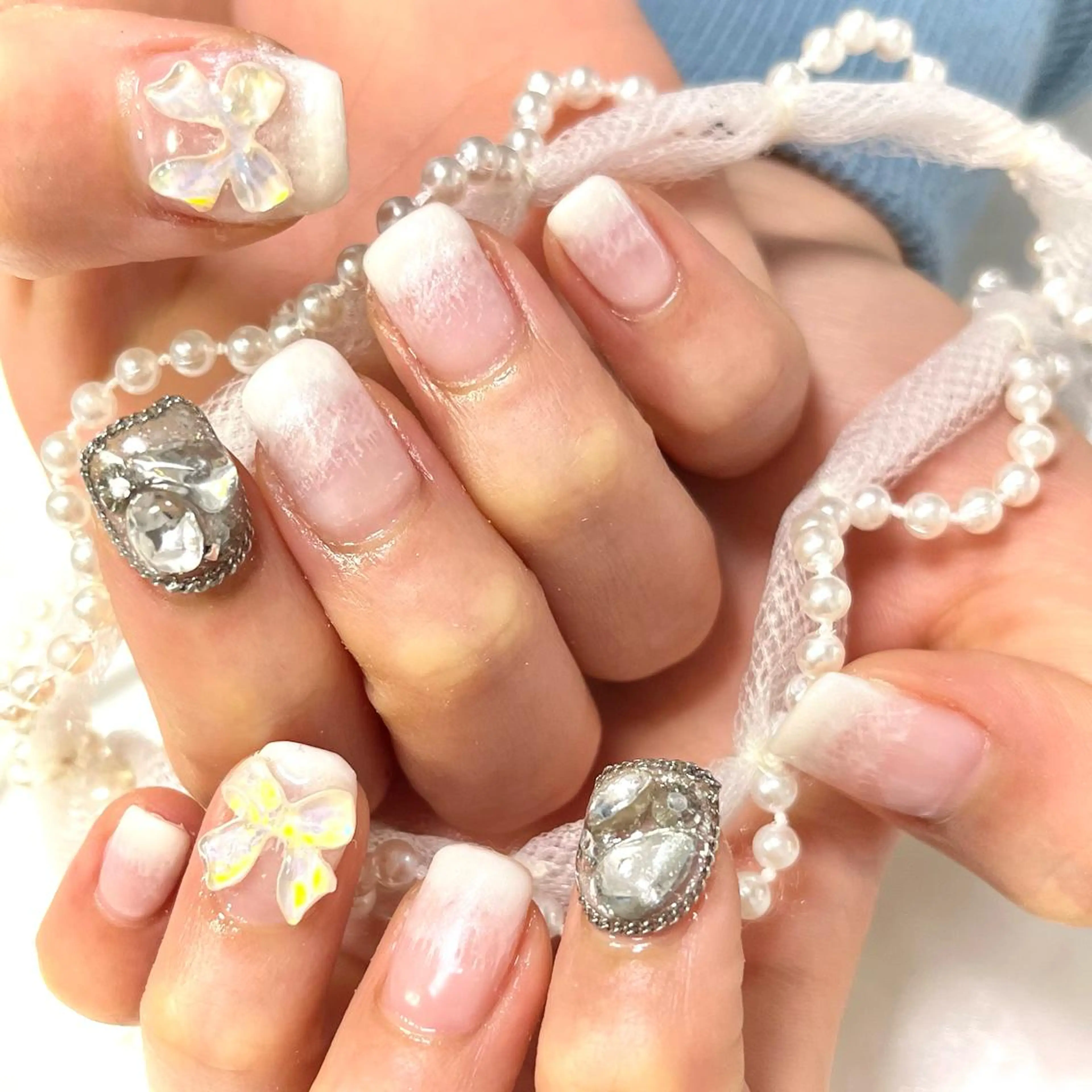 ネイル 韓国ネイル リボン シルバー ホワイト 韓国ネイル💠 Tomoのネイルデザイン