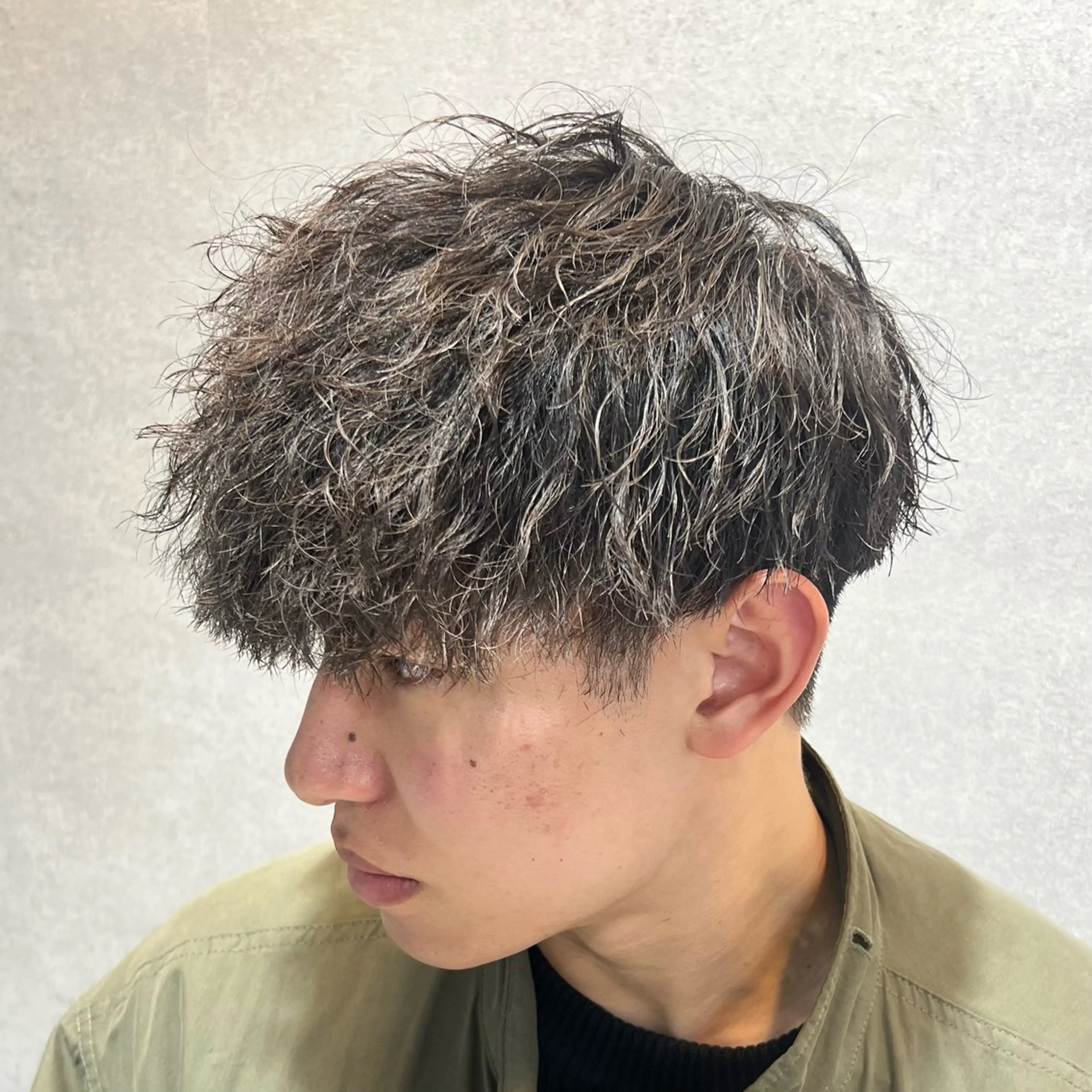 ショート カラー パーマ ヘアアレンジ メンズ センターパート メンズハイライト メンズメッシュ マッシュ メンズパーマ カット パーマ トリートメント ヘッドスパ ヘアセット 仕上がり満足度No. 1🔥BLUCK🔥のヘアスタイル