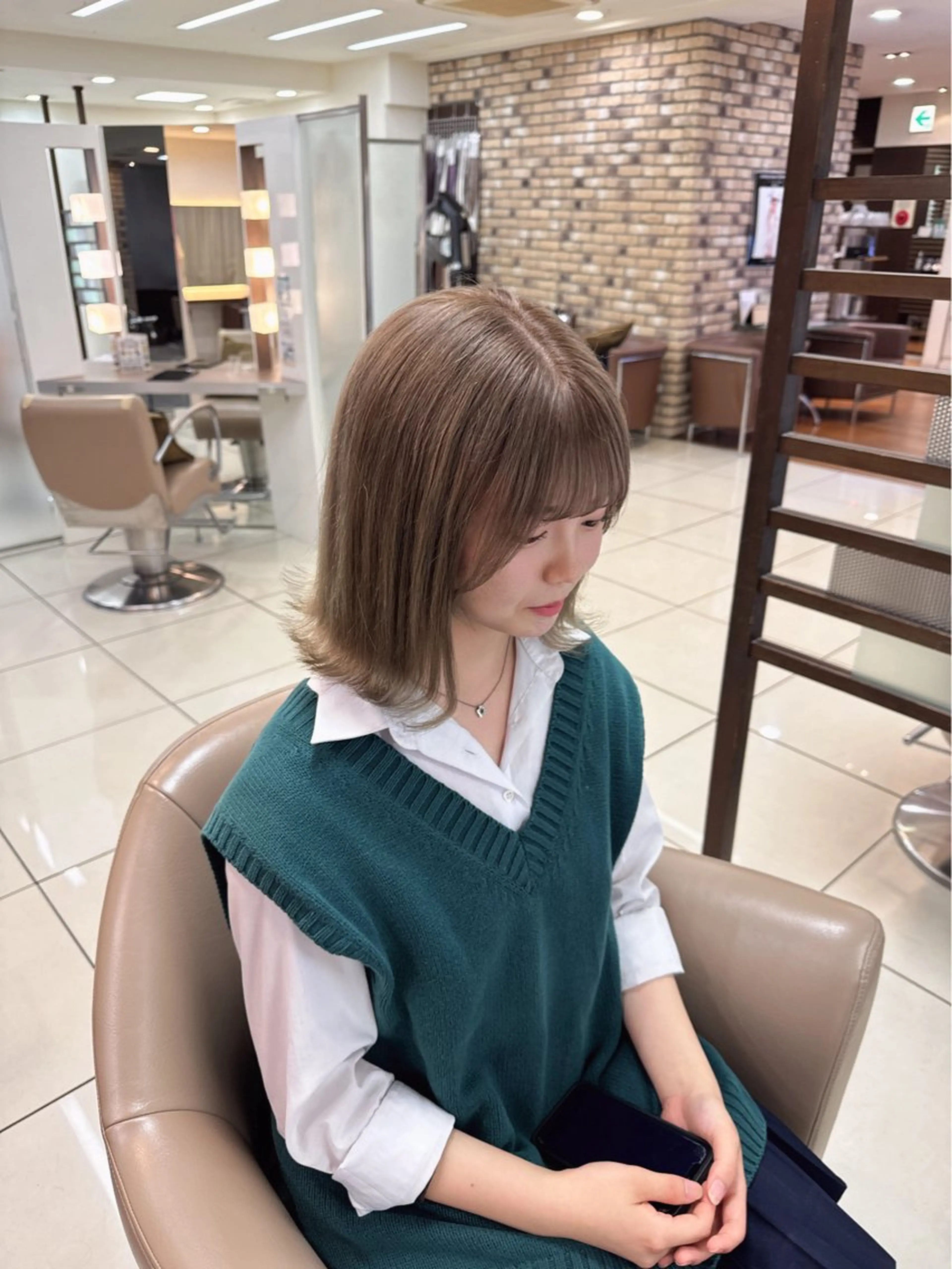 ミディアム カラー ヘアカラー ラウンドマッシュシャ ドウニュアンスパーマのヘアスタイル
