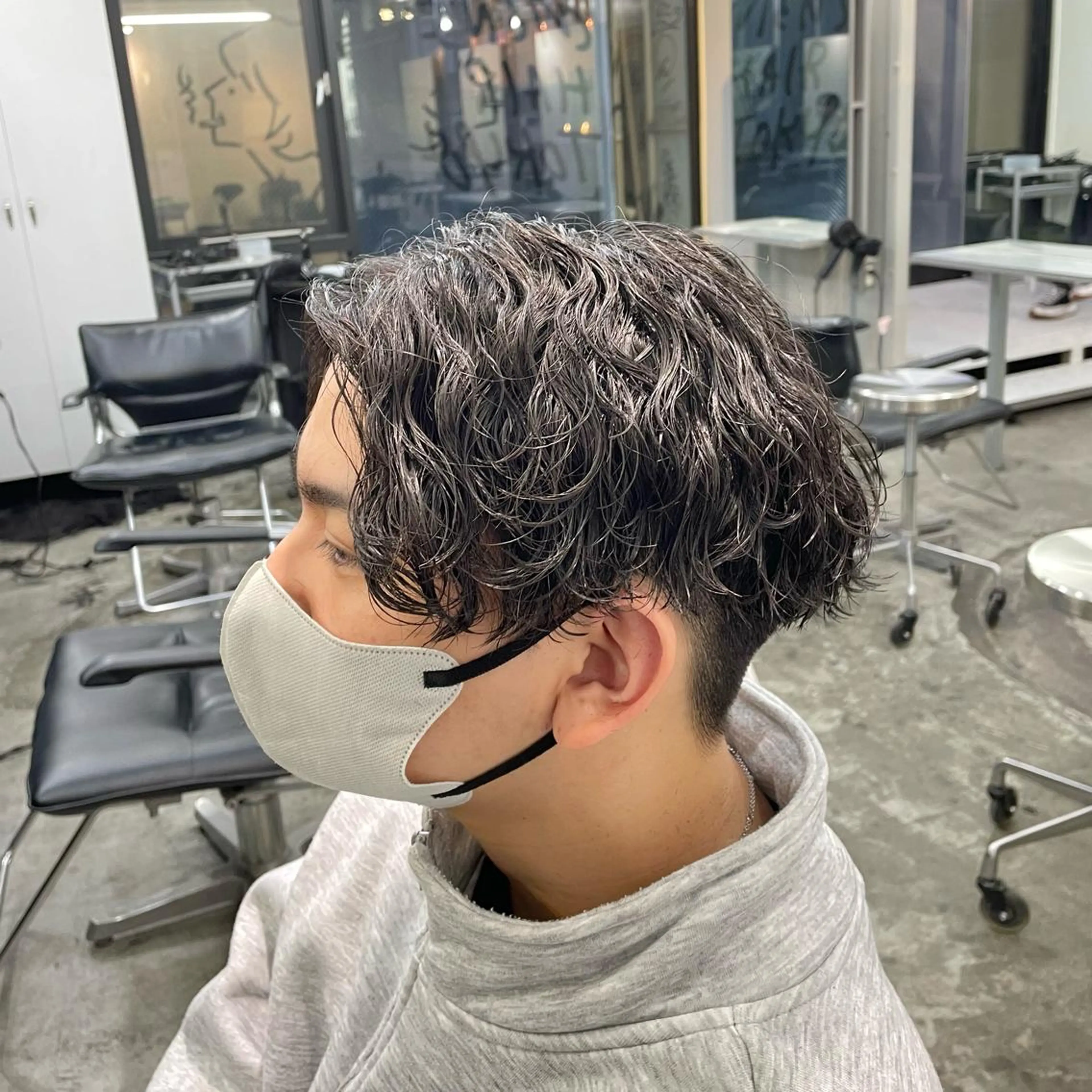 ショート パーマ メンズ センターパート 波巻きパーマ カット パーマ メンズ特化美容師/ 藤戸 椋のヘアスタイル