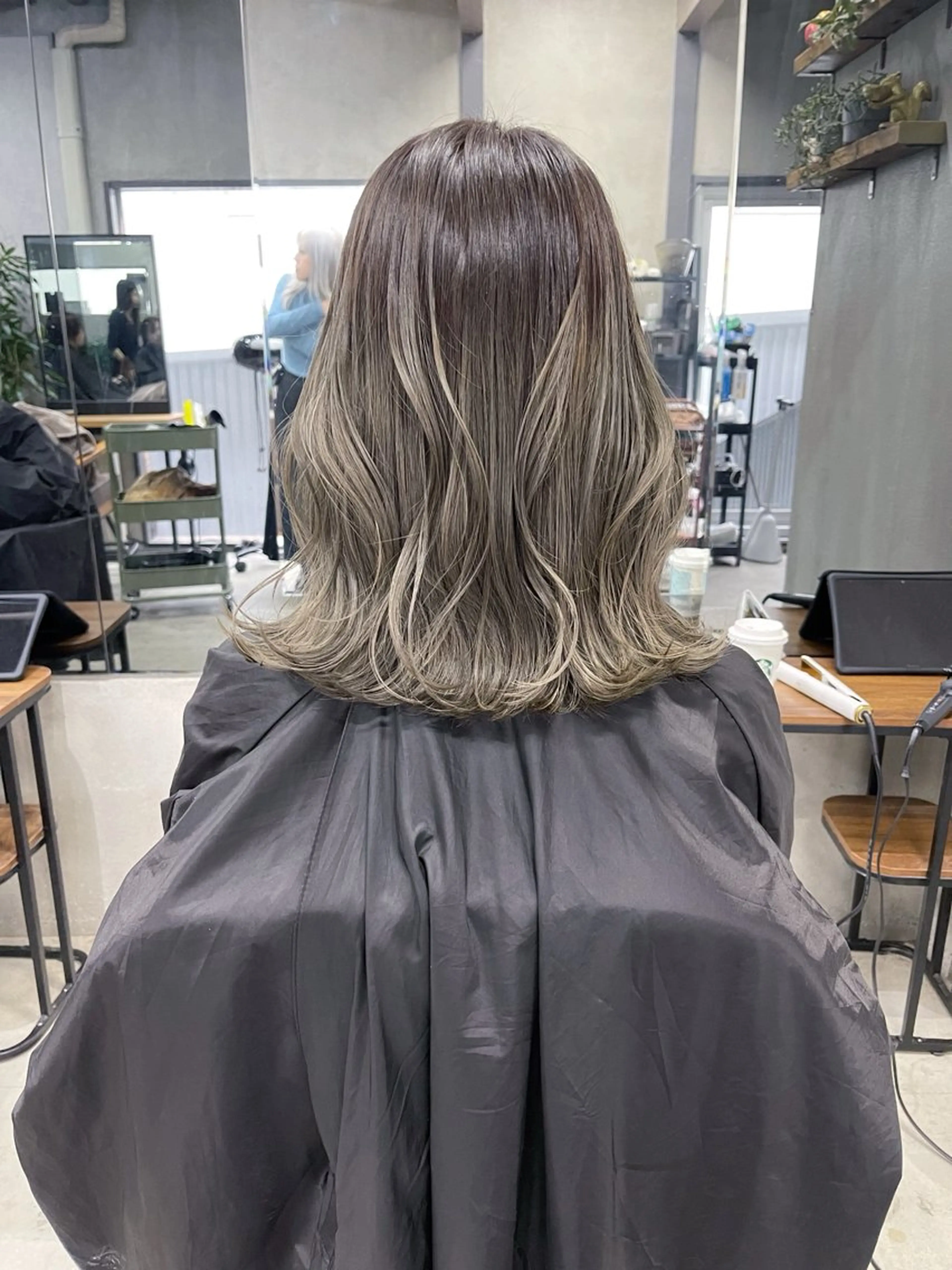 ミディアム カラー グラデーションカラー グレージュ オリーブグレー ヘアカラー トリートメント AiM 大名のヘアスタイル