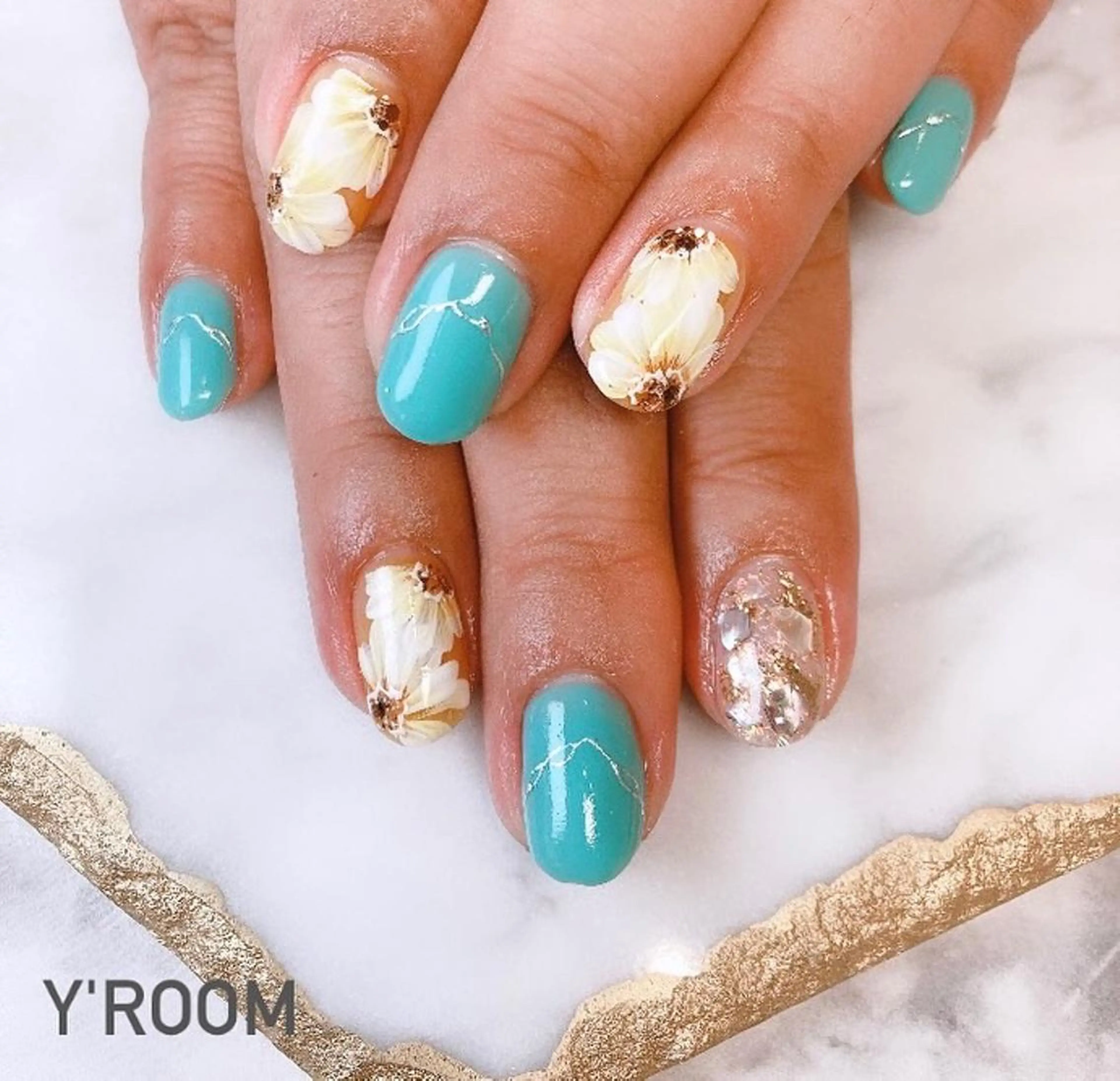 ネイル オーロラネイル フラッシュネイル フットネイル ジェルネイル 氷ネイル・うるうるネイル YUKA （ネイリスト）のネイルデザイン