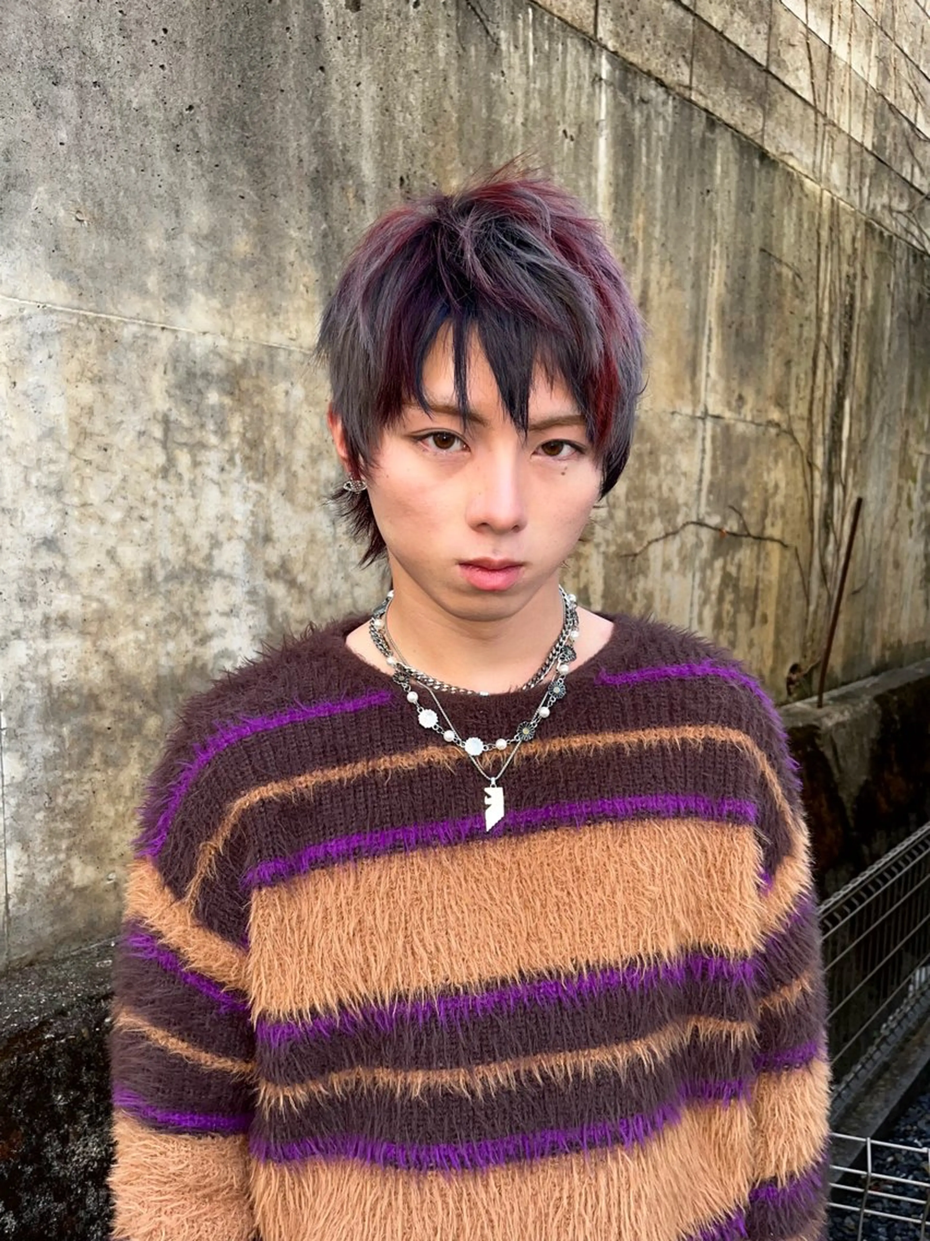 カラー ウルフとハイトーン オタク美容師のユウトのヘアスタイル