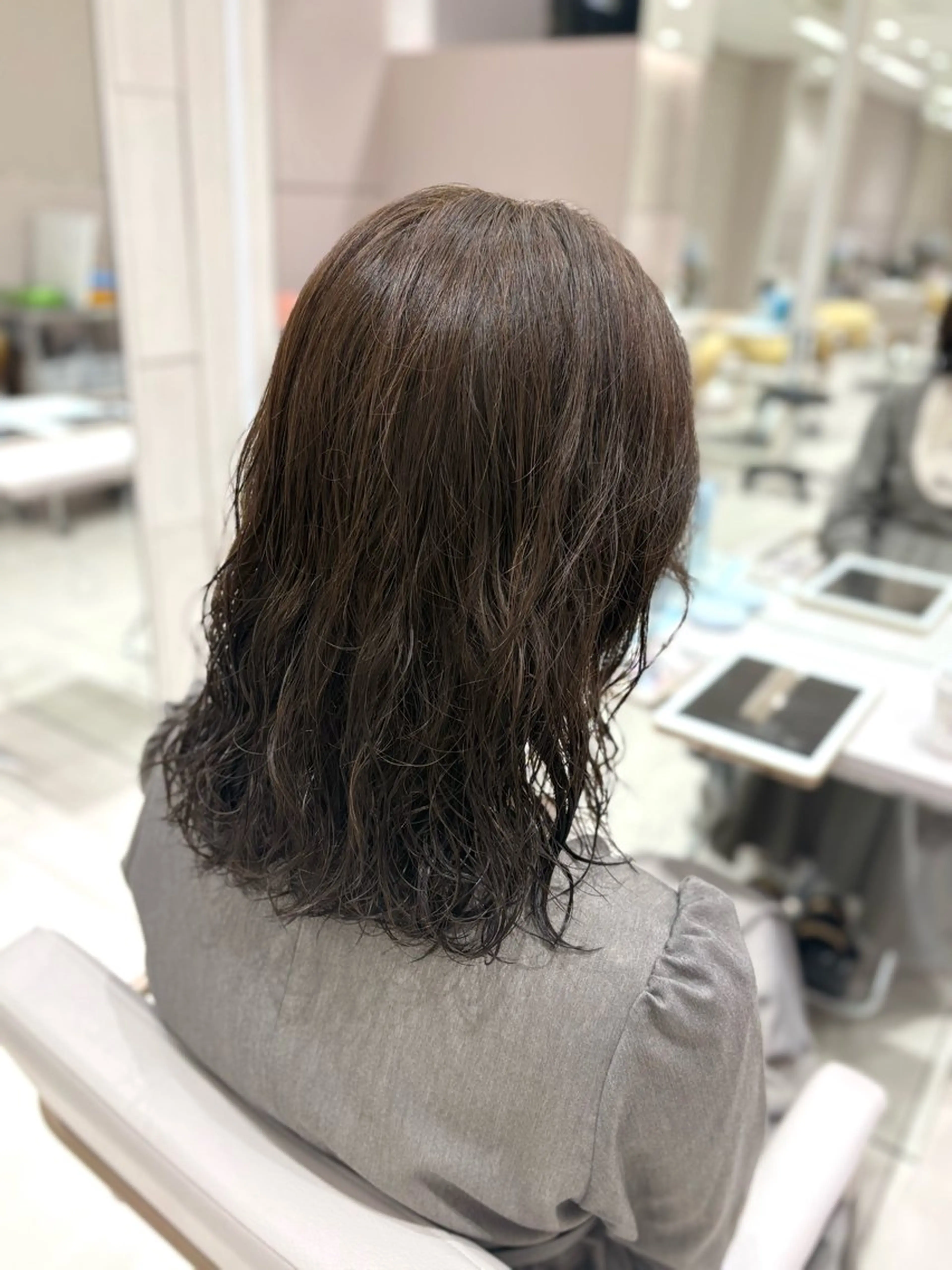 ミディアム カラー ブリーチ ブラウンカラー ダブルカラー ブリーチなしカラー オリーブブラウン ヘアカラー 銀座/赤み消し/ 透明感カラー🩶りくのヘアスタイル