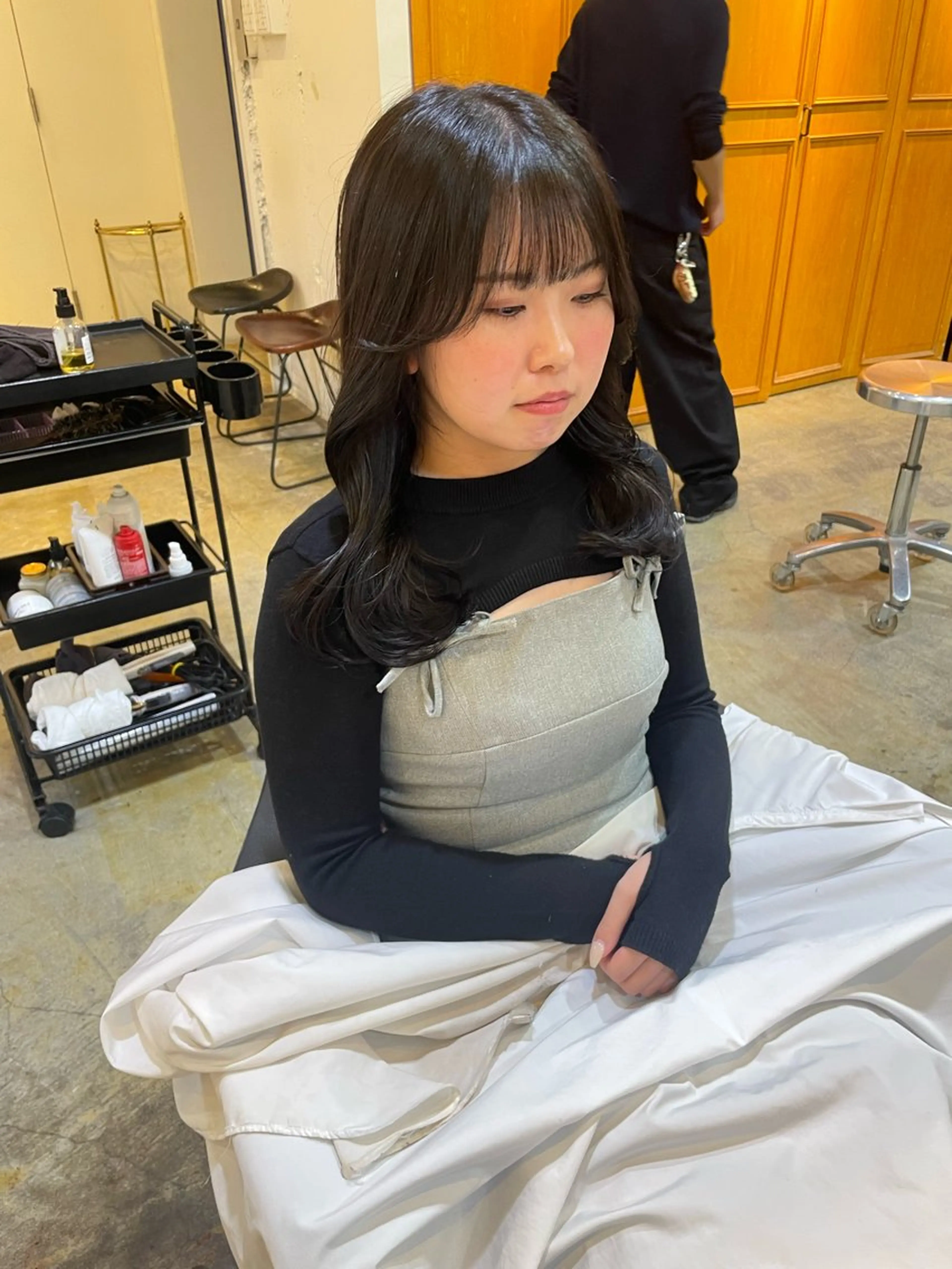 セミロング カラー 黒髪 ブルーカラー ブルーブラック MIOベージュカラー 柔らかいカラーのヘアスタイル
