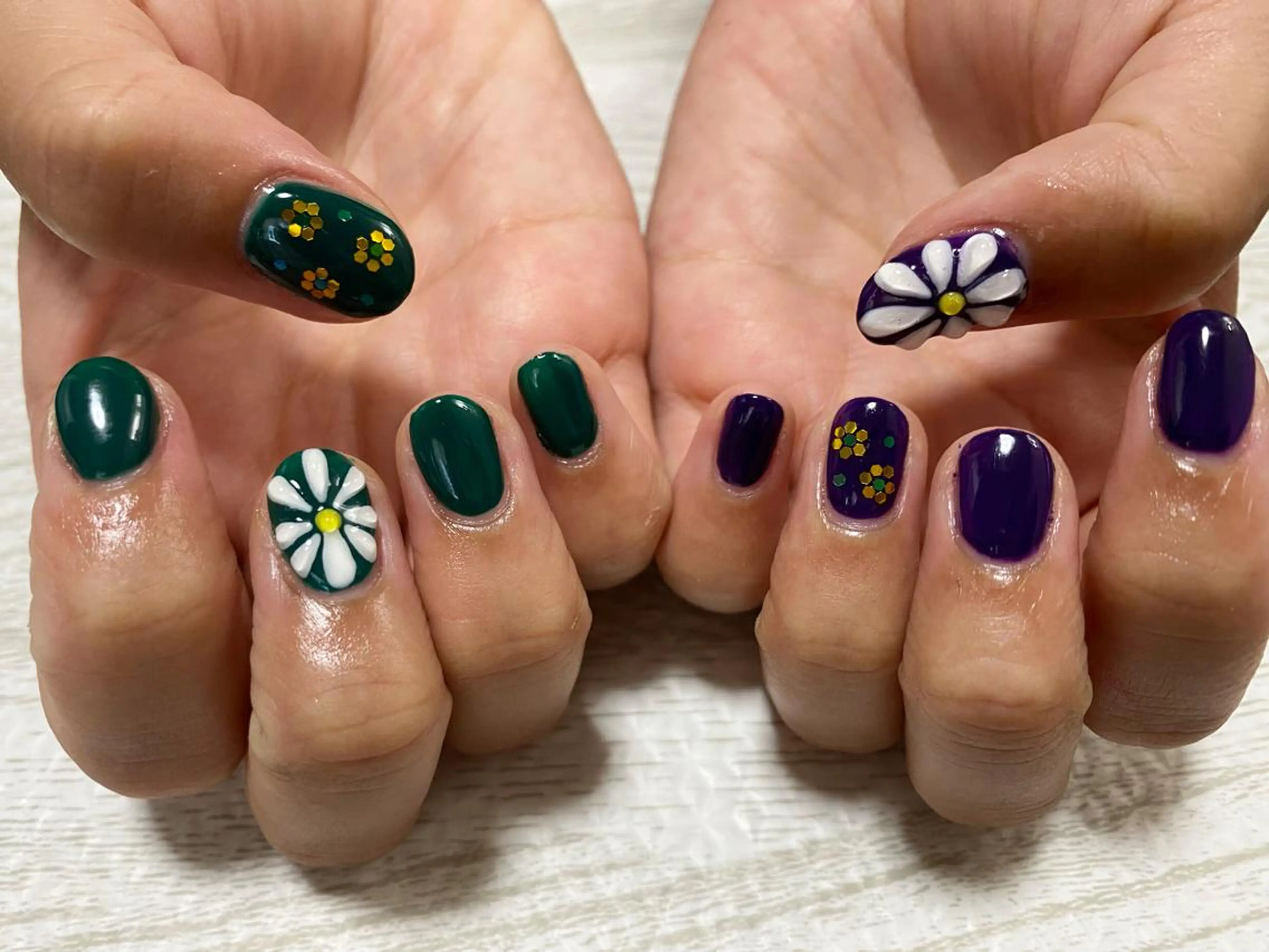 ネイル フラワーネイル グリーン ホログラムネイル ぷっくりネイル パープル ハンドネイル Ulu  Nail 🌱MOMOKAのネイルデザイン