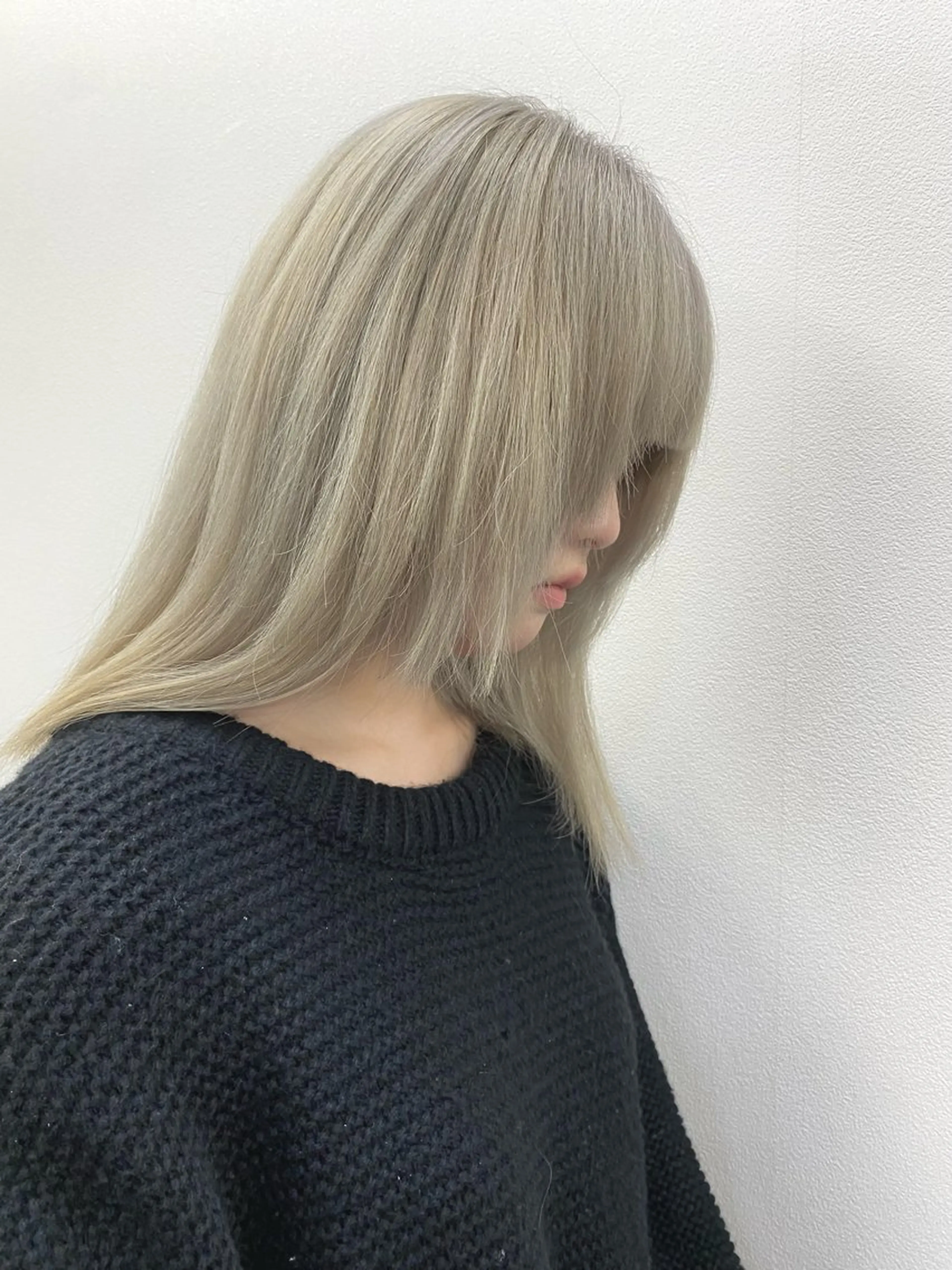 ミディアム カラー ブリーチ グレージュ ミルクティーグレージュ 顔周りカット カット ヘアカラー OSAYA所属・長 花芽のヘアスタイル