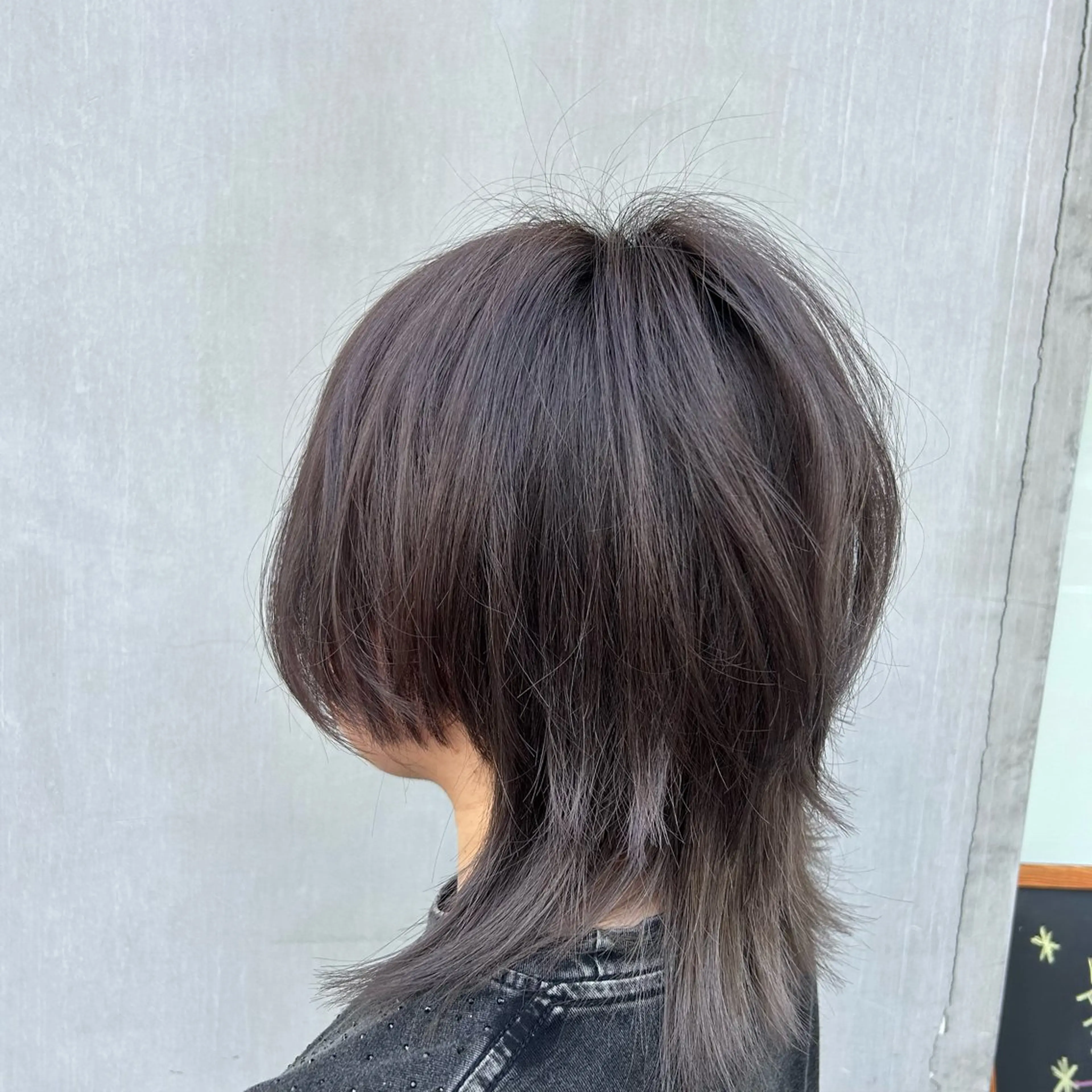 ミディアム カラー ダークグレー カット ヘアカラー トリートメント 若狭 彩花のヘアスタイル
