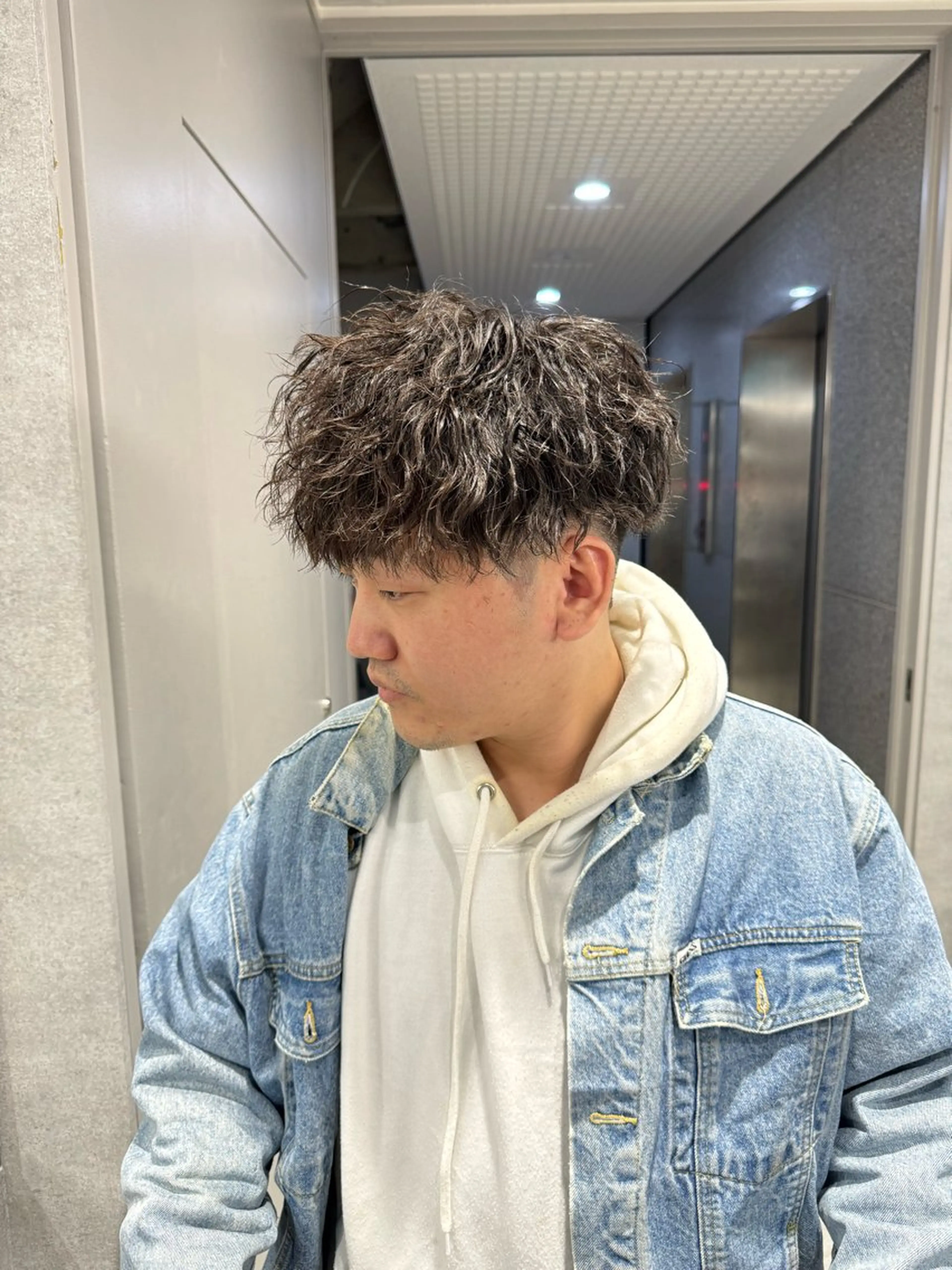 ショート カラー パーマ ヘアアレンジ メンズ メンズブリーチ センターパート フェザーパーマ メンズハイライト メンズハイトーン カット パーマ トリートメント ヘッドスパ ヘアセット スパイキー/フェザー /波巻き/かいとのヘアスタイル
