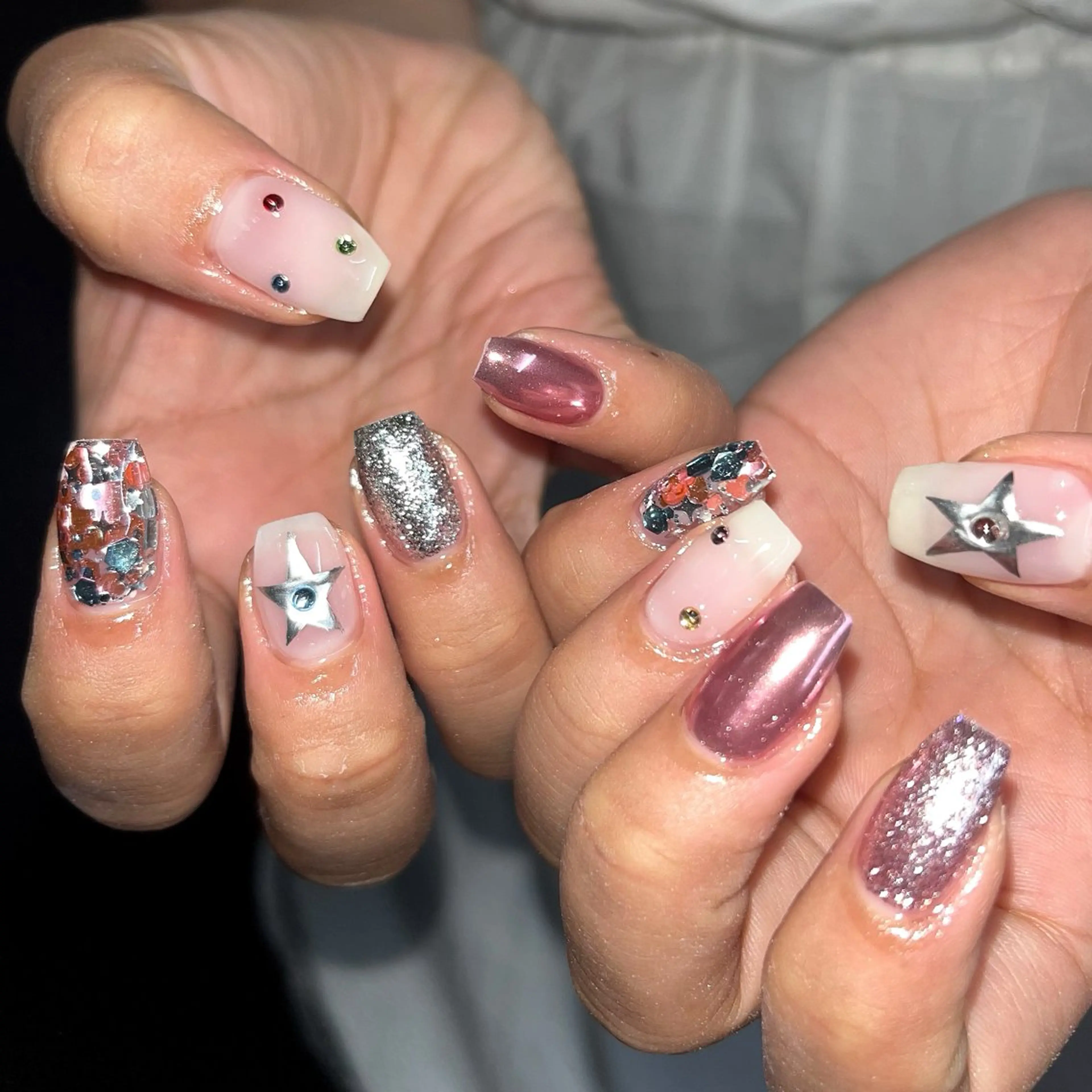ネイル フラッシュネイル キラキラネイル ミラーネイル ピンク シルバー ハンドネイル ハンドケア 🎀NAIL🎀 AI🪄︎︎◝✩のネイルデザイン