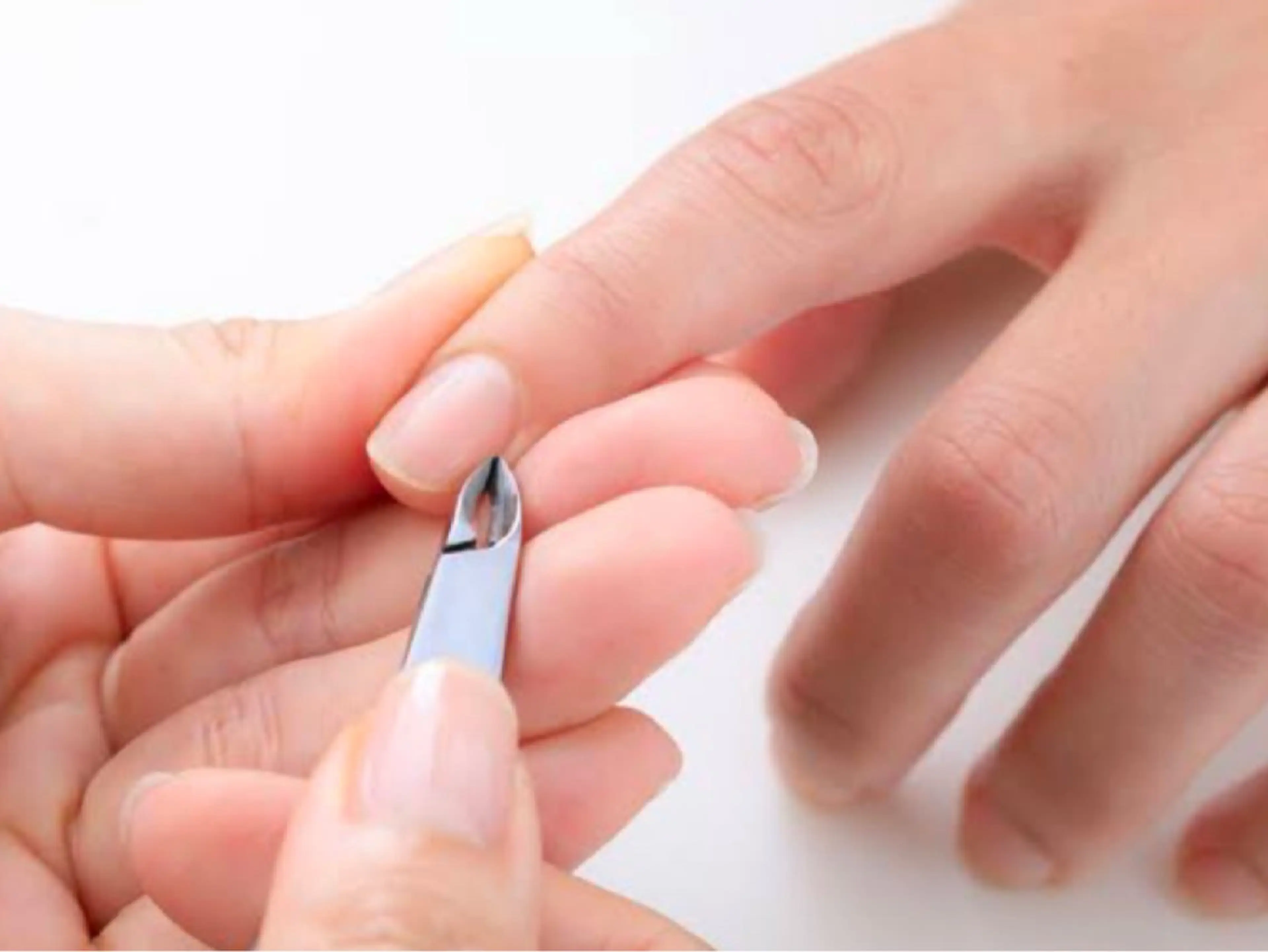 【お手入れご希望の方】ネイルケアコース(爪の形成+甘皮ケア+表面磨き+お好みでベースコート)の写真