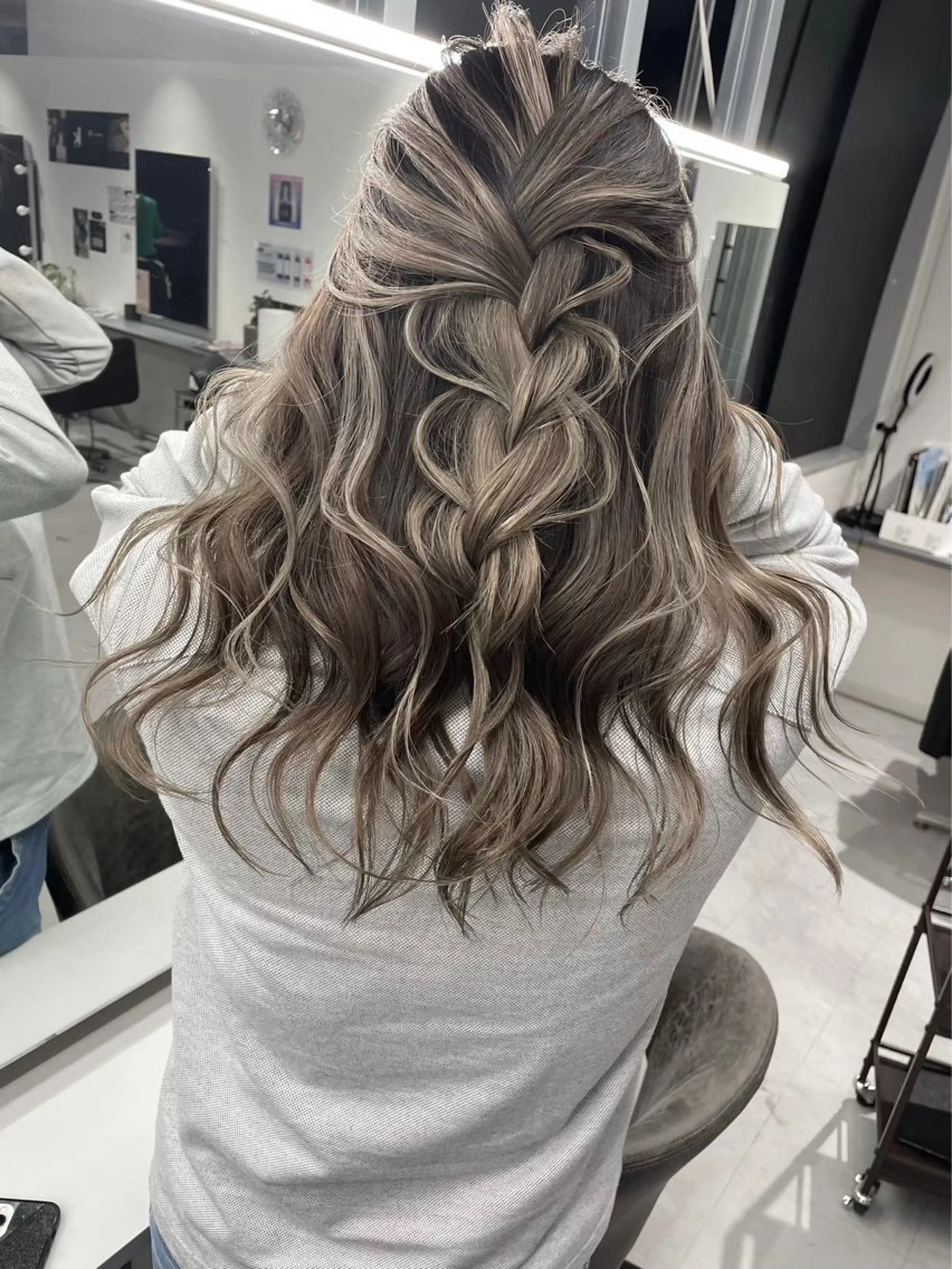 ロング カラー ベージュカラー ブリーチ ハイライトカラー ハイライト 髪質改善SALON MIST+所属・荒金 大翔のヘアスタイル