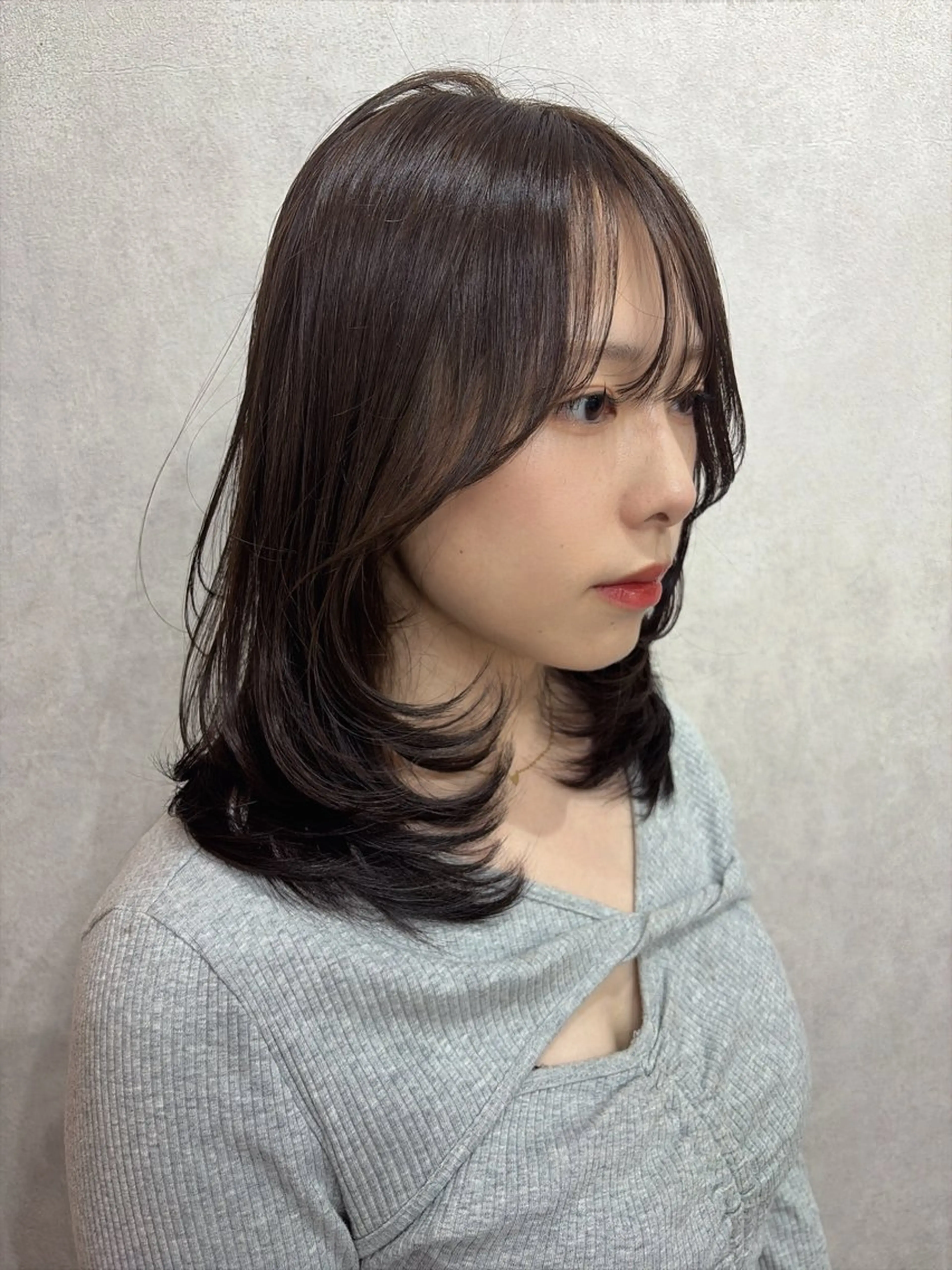 ミディアム カット ヘアカラー maya レイヤーカットのヘアスタイル