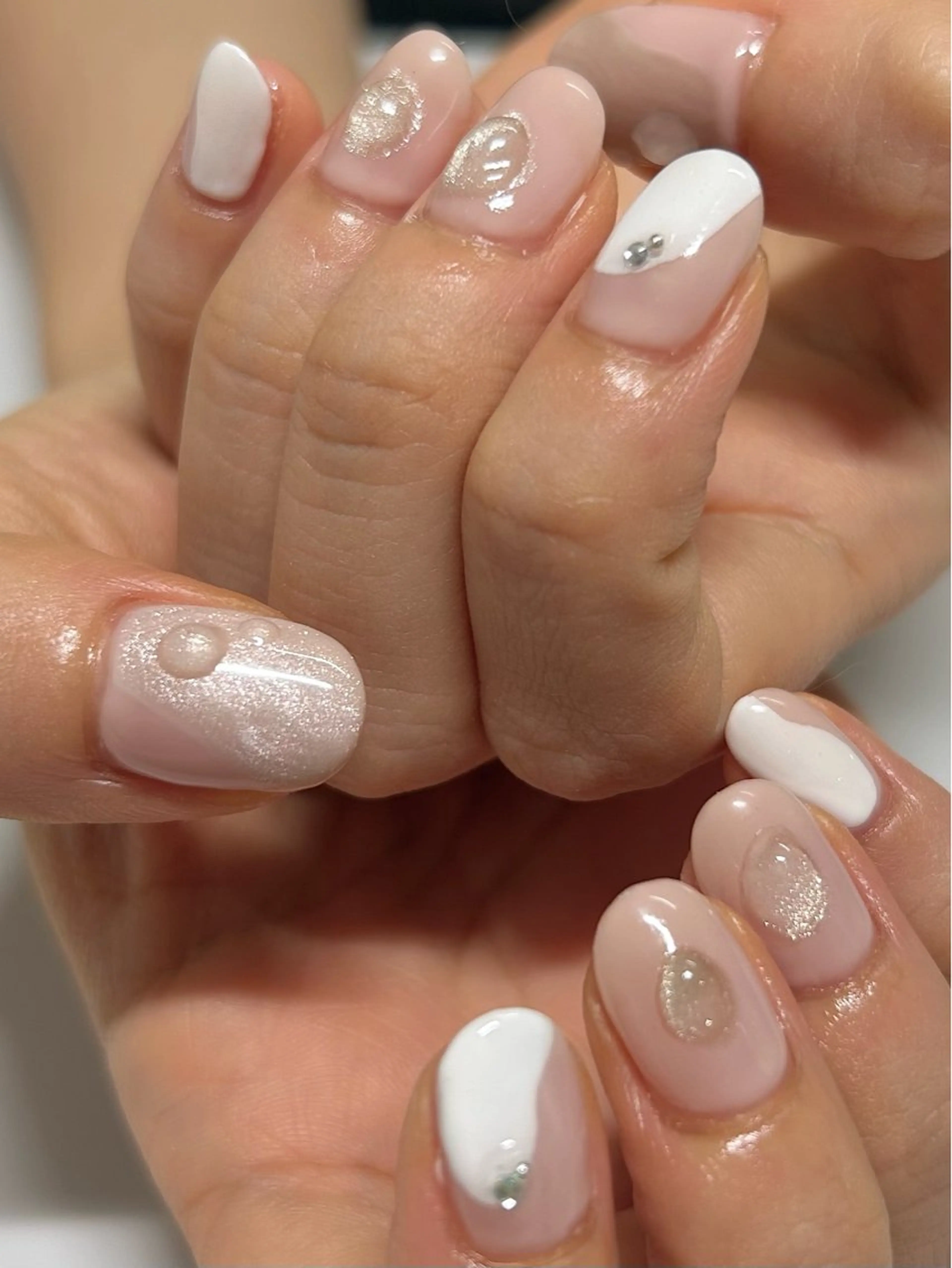 ネイル キラキラネイル ピンク ぷっくりネイル ホワイト katarina🪐 filonnailのネイルデザイン