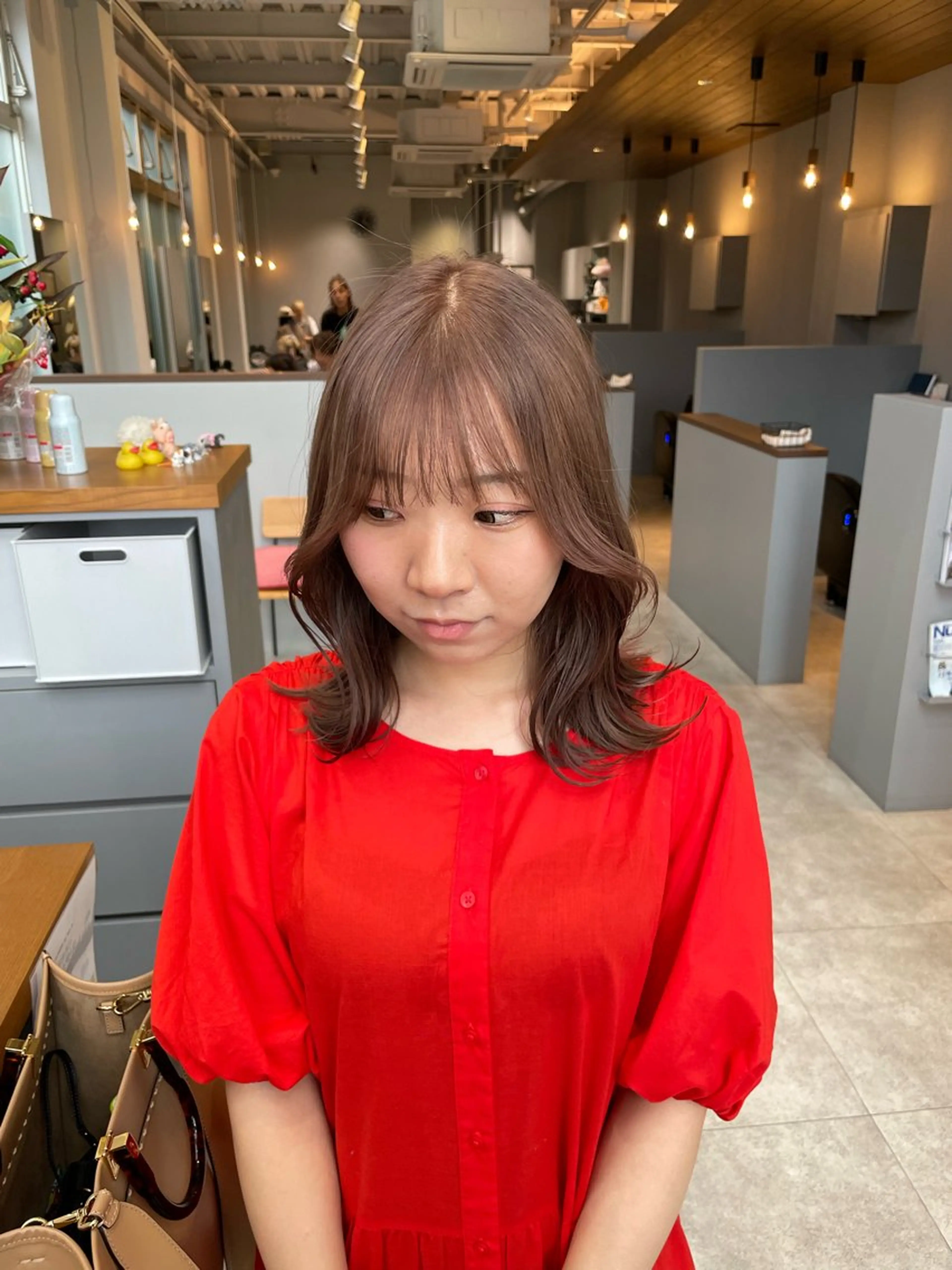 セミロング カラー ベージュカラー ミルクティーベージュ カット ヘアカラー エマ ピボット 中川店所属・富原崇太/透明感カラ ー/切りっぱなしボブのヘアスタイル