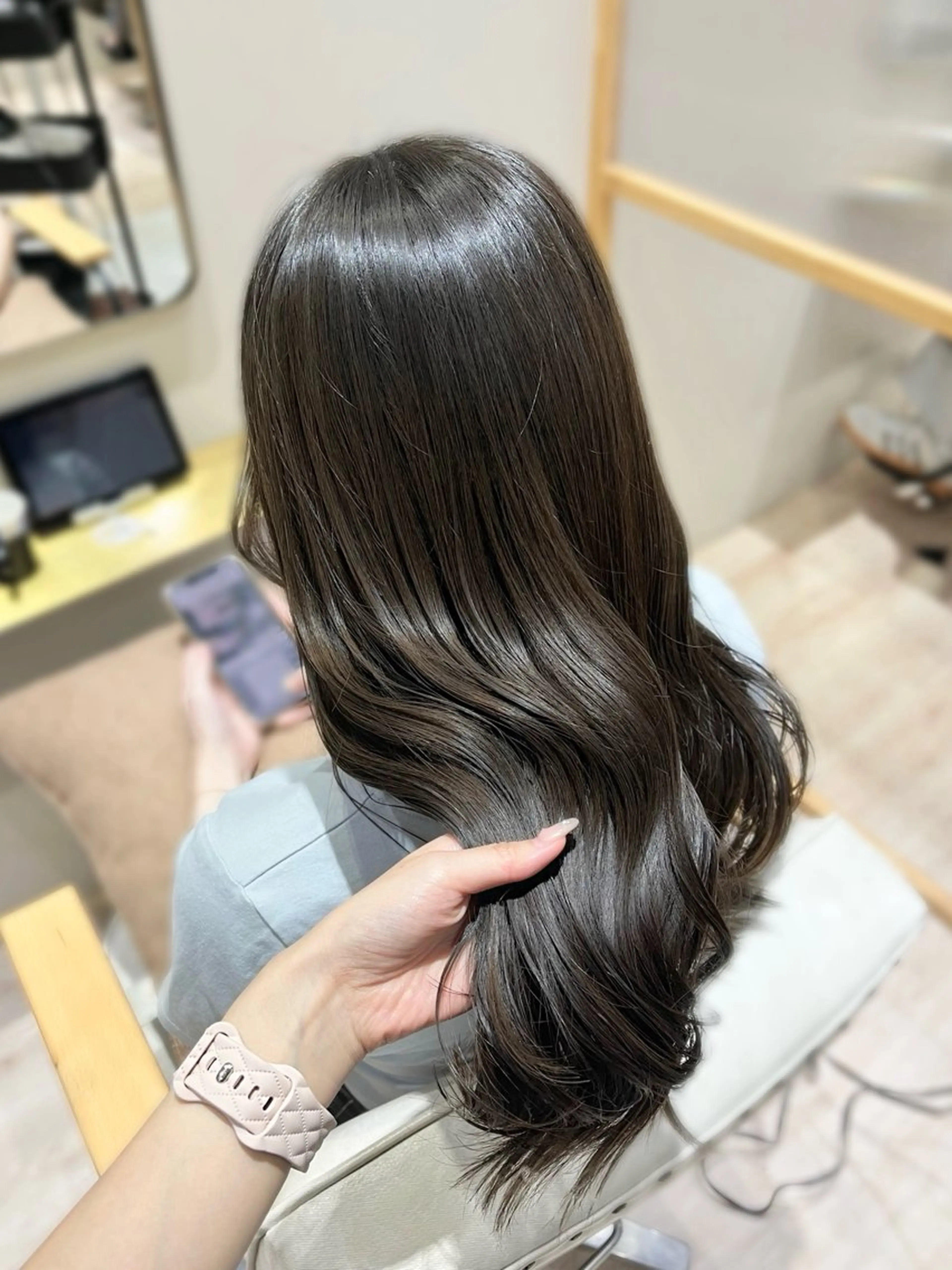 ロング カラー ヘアアレンジ ブリーチ グレージュ ブリーチなしカラー オリーブグレージュ オリーブグレー カット ヘアカラー トリートメント hazuki🐈‍⬛ 透明感カラーのヘアスタイル