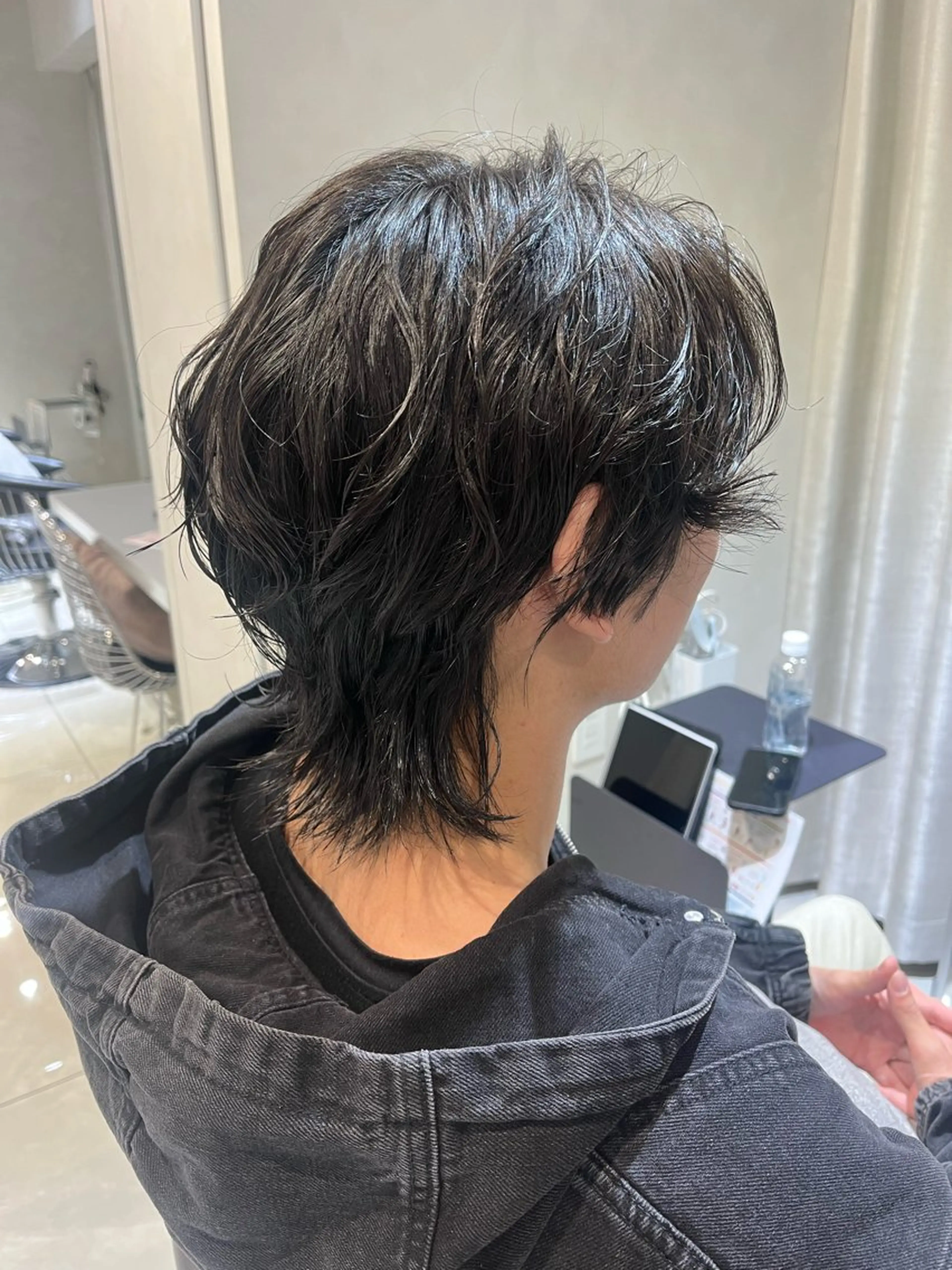 パーマ メンズ メンズパーマ メンズウルフカット ウルフカット 韓国メンズ特化 ダウン・毛流れパーマのヘアスタイル