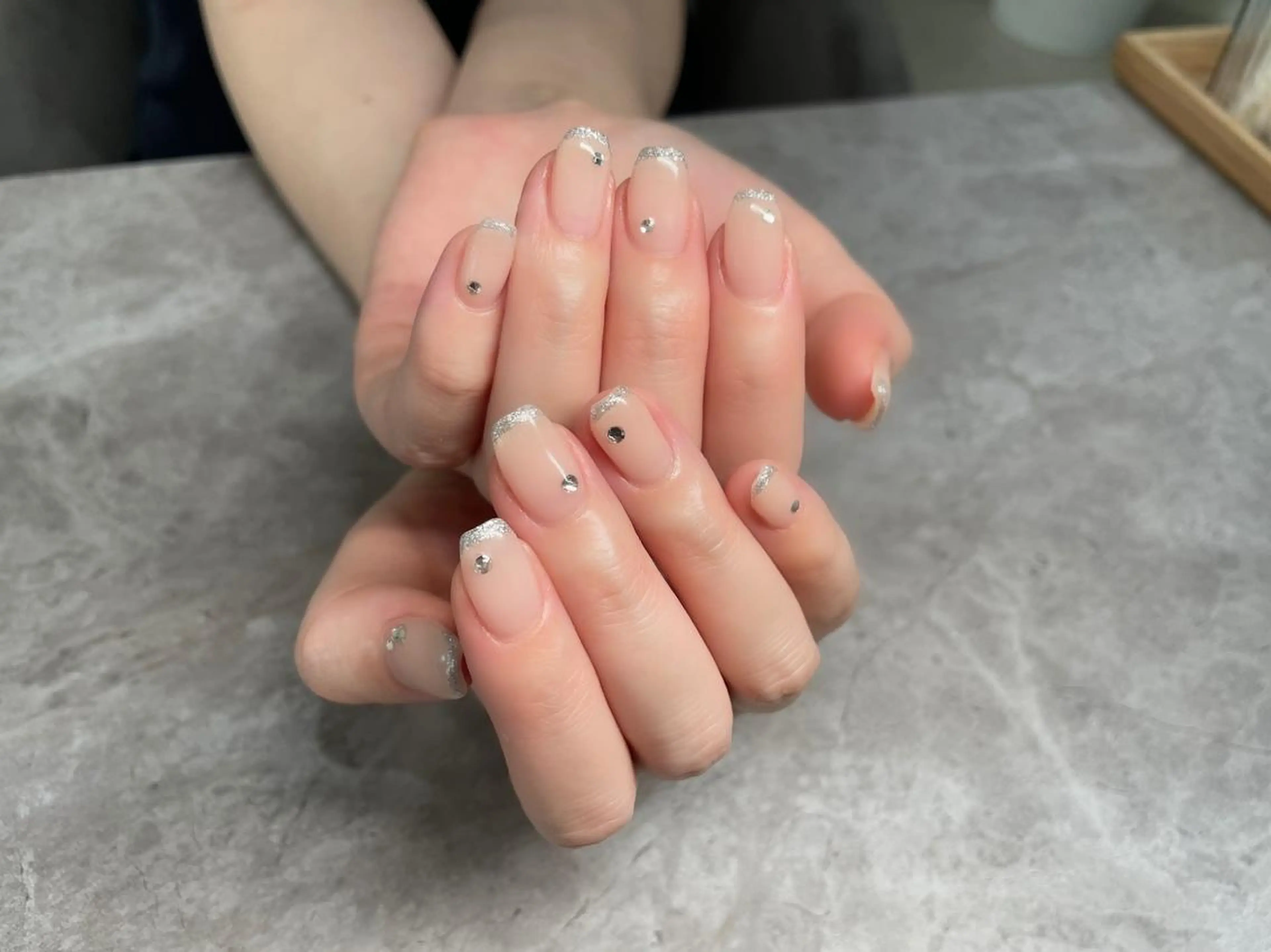 ネイル オフィスネイル シルバー ストーンネイル Nail Salon Lindaのネイルデザイン