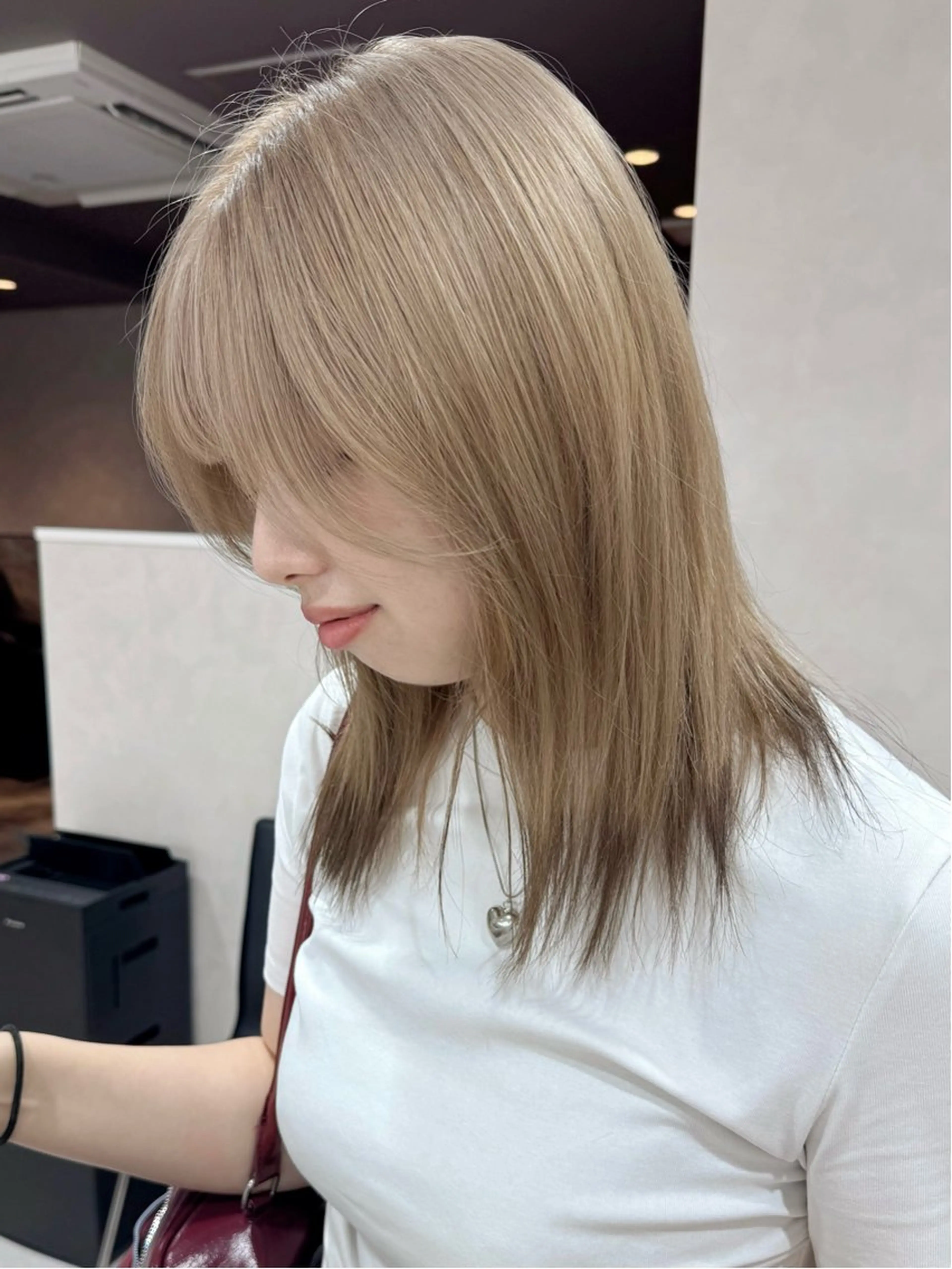 セミロング ヘアカラー トリートメント ハイトーンイヤリング カラー清水隆央のヘアスタイル