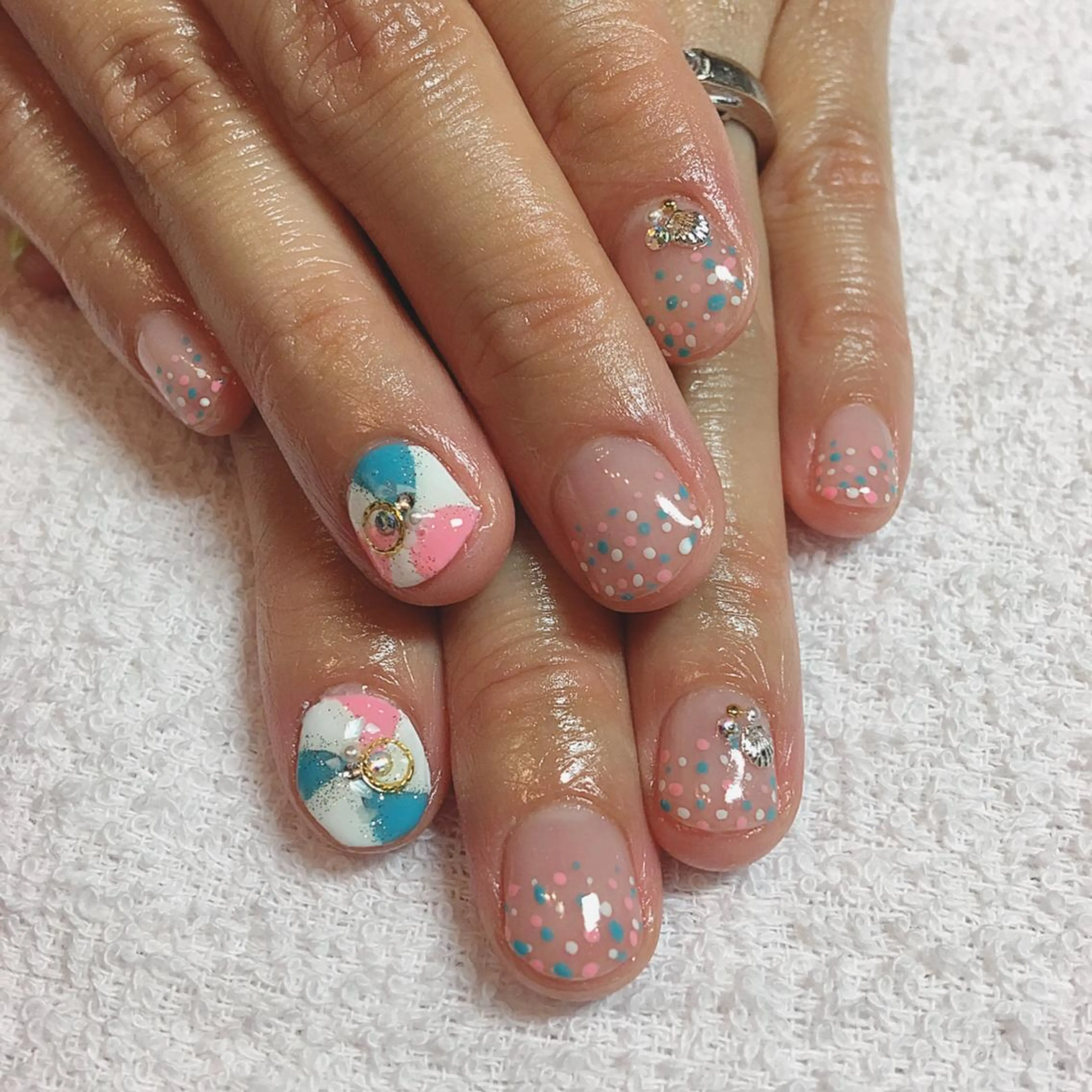ネイル ドット ジェルネイル ショートネイル THECOLORS所属・近貞 莉奈のネイルデザイン