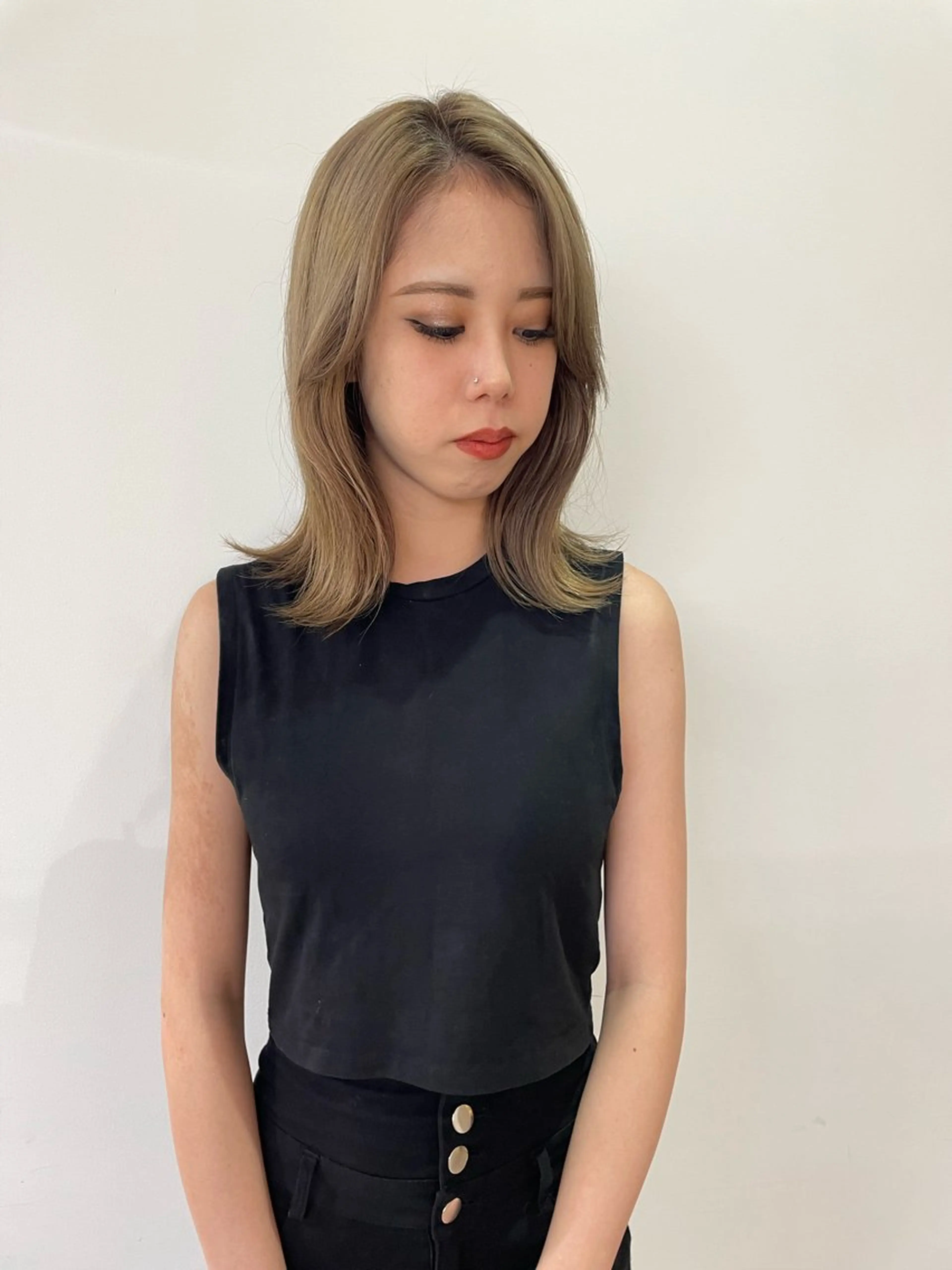 ミディアム カラー ベージュカラー ブリーチ ケアブリーチ ダブルカラー ミルクティーベージュ ヘアカラー トリートメント MIU/ルーツカラー ボブ/顔周りレイヤーのヘアスタイル