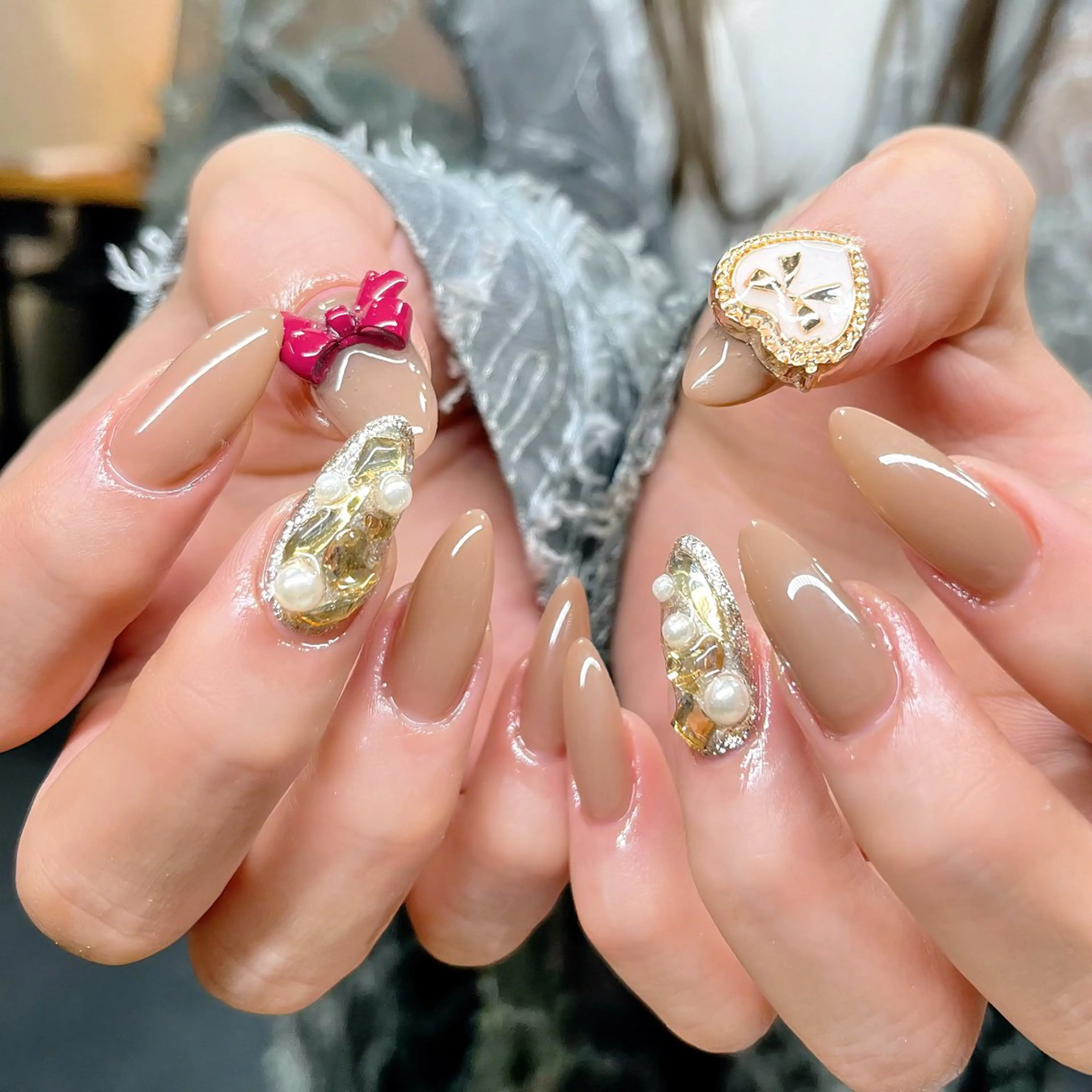 ネイル ゴールド キラキラネイル ハンドネイル ハンドケア 🎀NAIL🎀 AI🪄︎︎◝✩のネイルデザイン