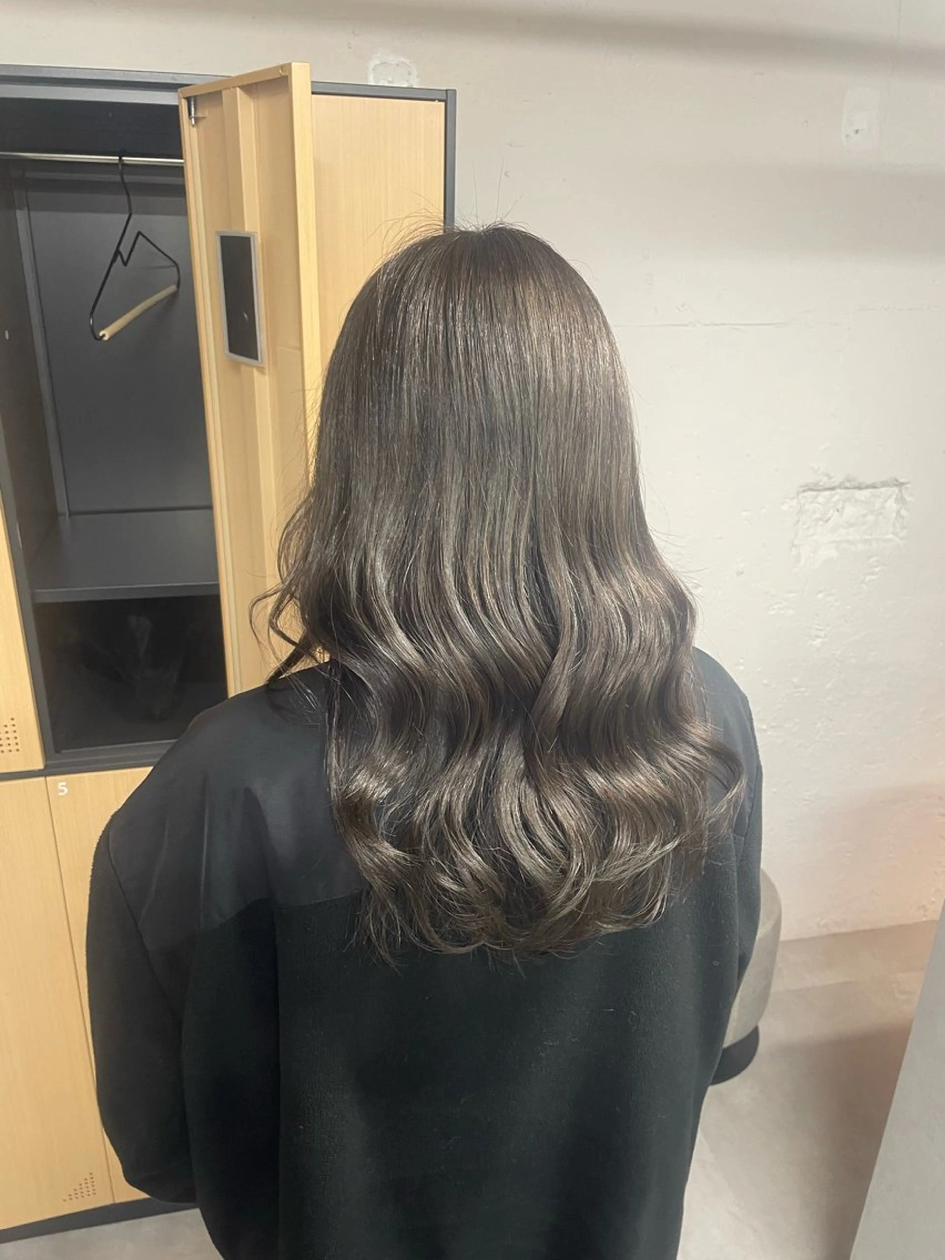 セミロング カット ヘアカラー tokute 中野真咲🐺のヘアスタイル